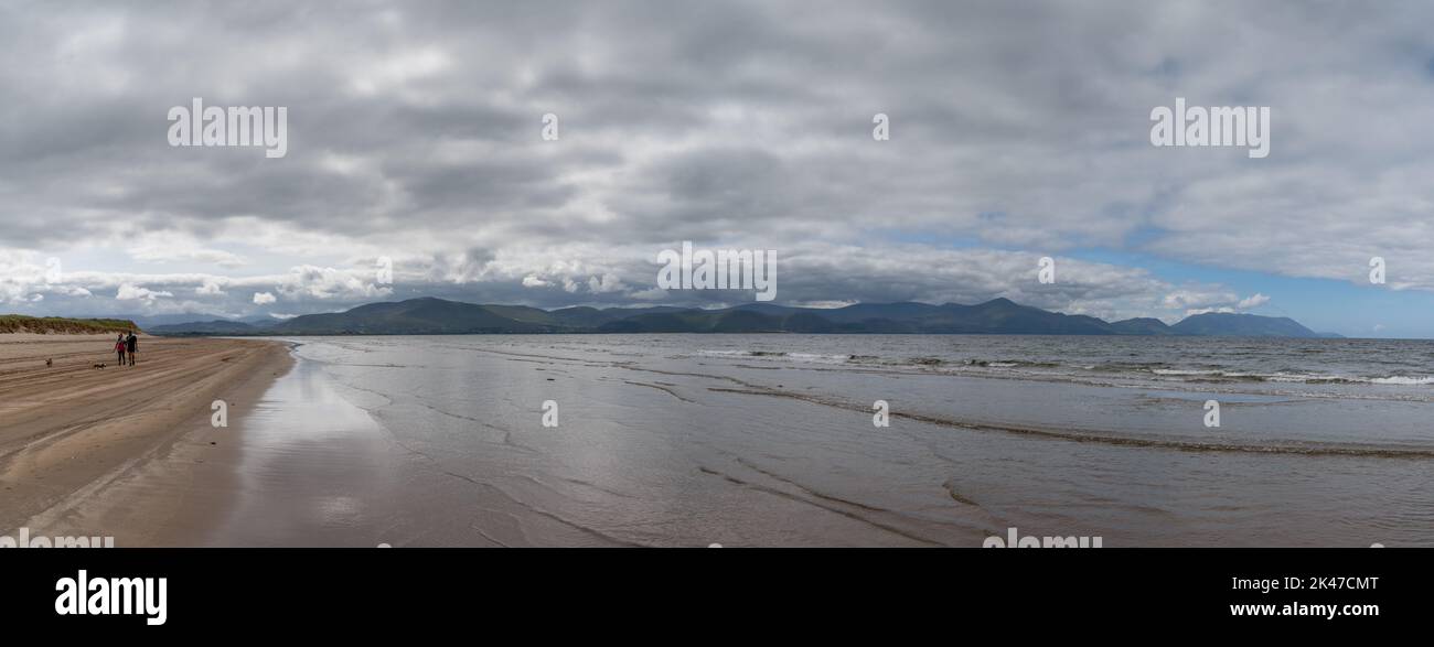 Inch Strand, Irlande - 5 août, 2022: paysage panoramique de Inch Strand dans la baie de Dingle avec des personnes marchant sur la plage Banque D'Images