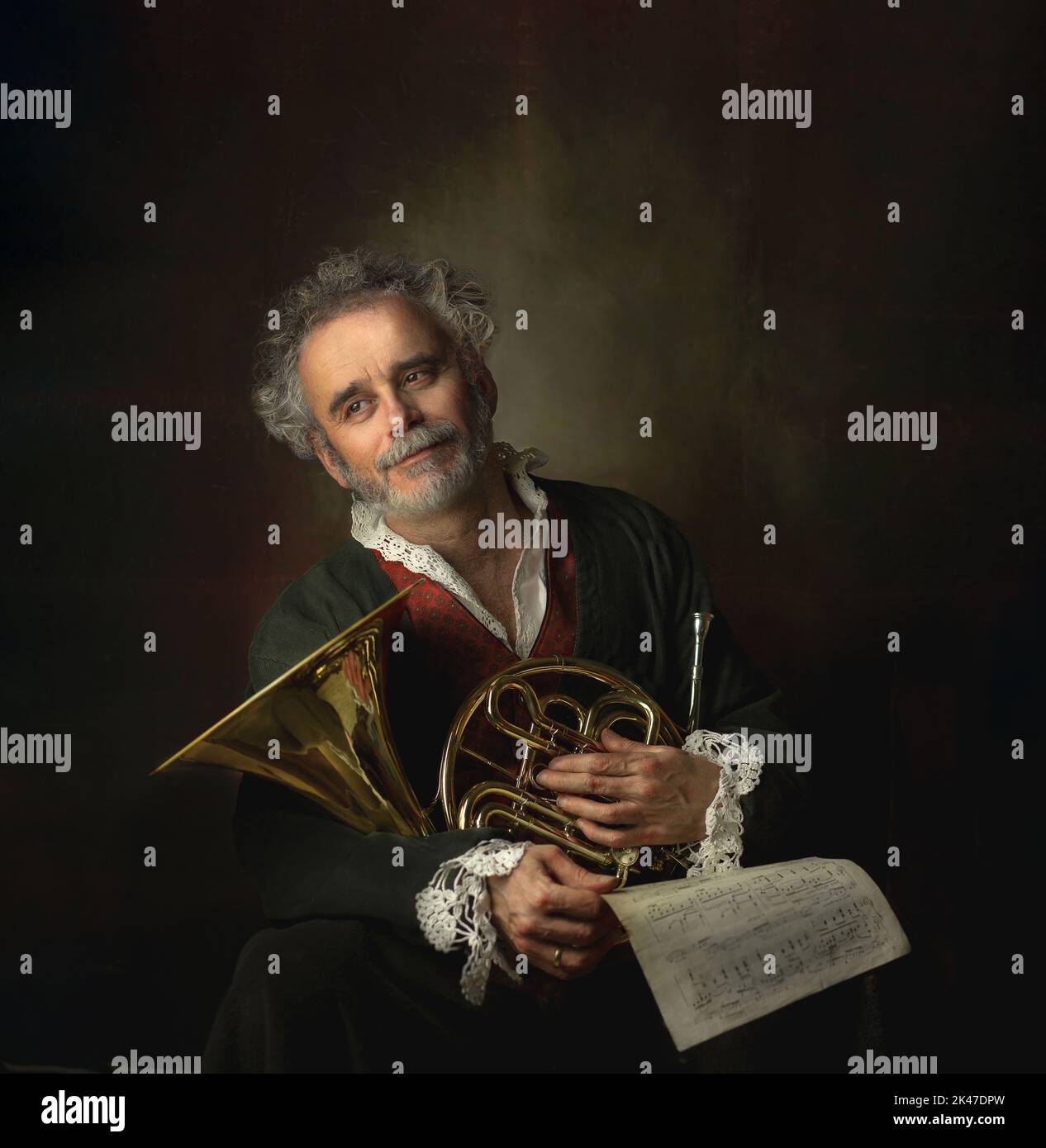 Portrait personne corne française hommage à un tableau de Louis Gabriel corne Blanchet ancien instrument de musique en métal populaire musique classique en laiton Banque D'Images