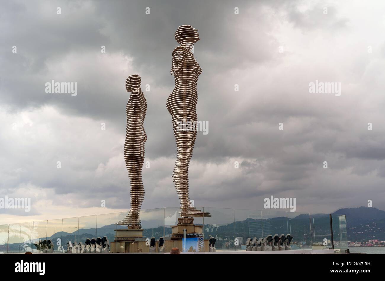 BATUMI, GÉORGIE, ADJARIA - 06 septembre 2022: Ali et Nino ont automatisé la sculpture sur la mer. Banque D'Images