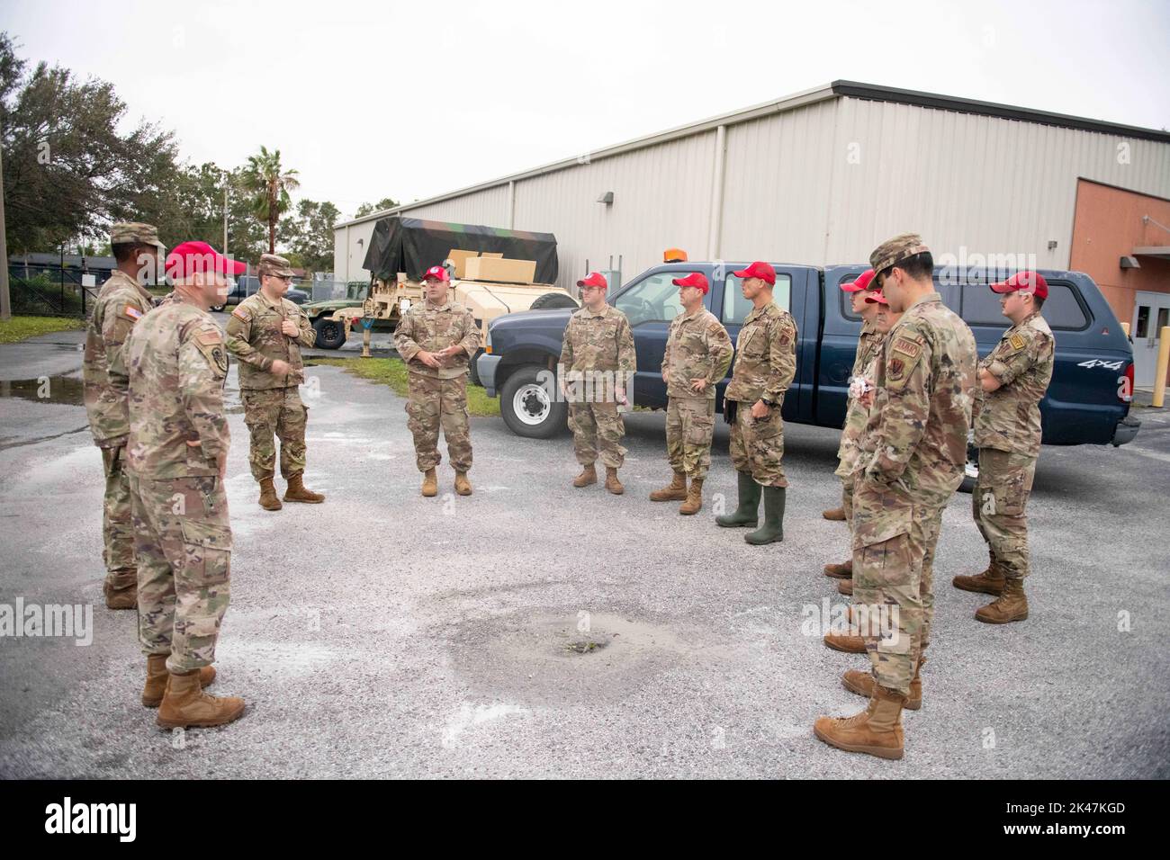 Le 202nd RED HORSE Squadron se prépare et quitte le 3-265 ADA Regiment, Armory de la Garde nationale, Bradenton (Floride) en réponse à l'ouragan Ian, le 29 septembre 2022. (É.-U. Photo de la Garde nationale aérienne par le senior Airman Jesse Hanson) Banque D'Images