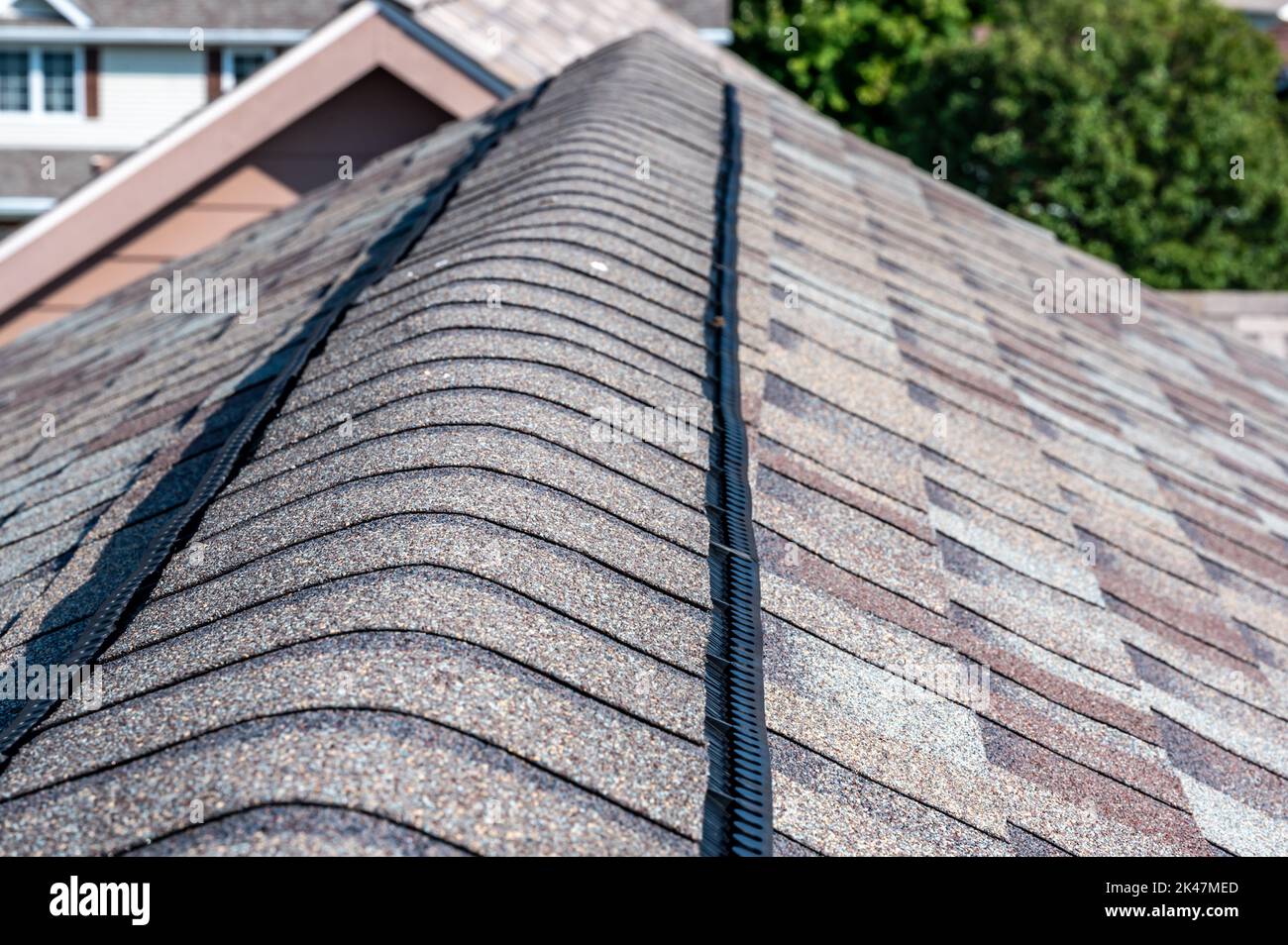 Évent de capuchon de faîte installé sur un toit de bardeaux pour la  ventilation passive de grenier dans une maison résidentielle Photo Stock -  Alamy
