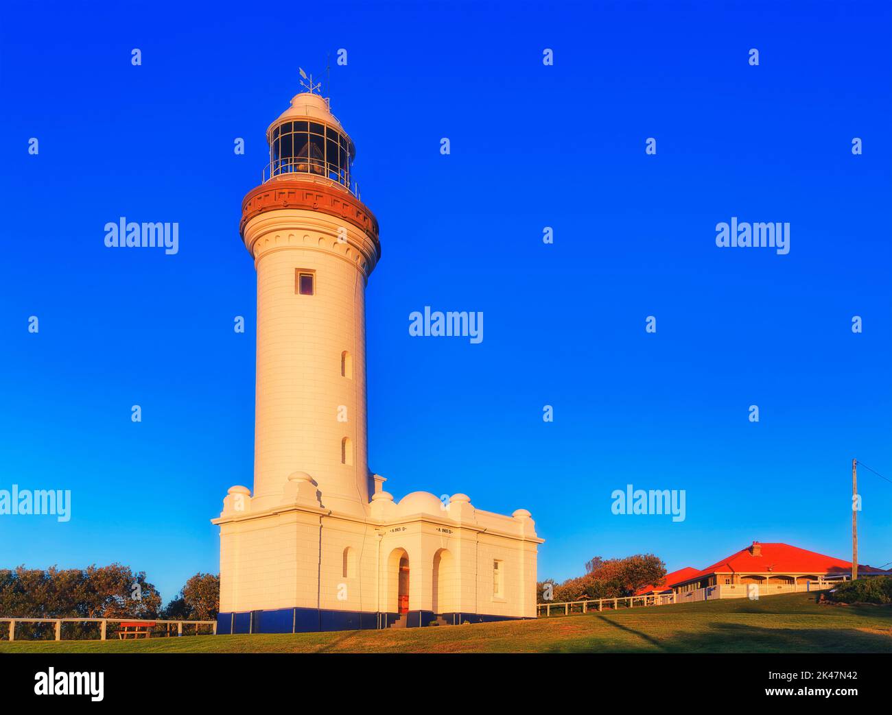Les quartiers du phare de Noah Head sur la côte centrale de l'Australie au lever du soleil. Banque D'Images
