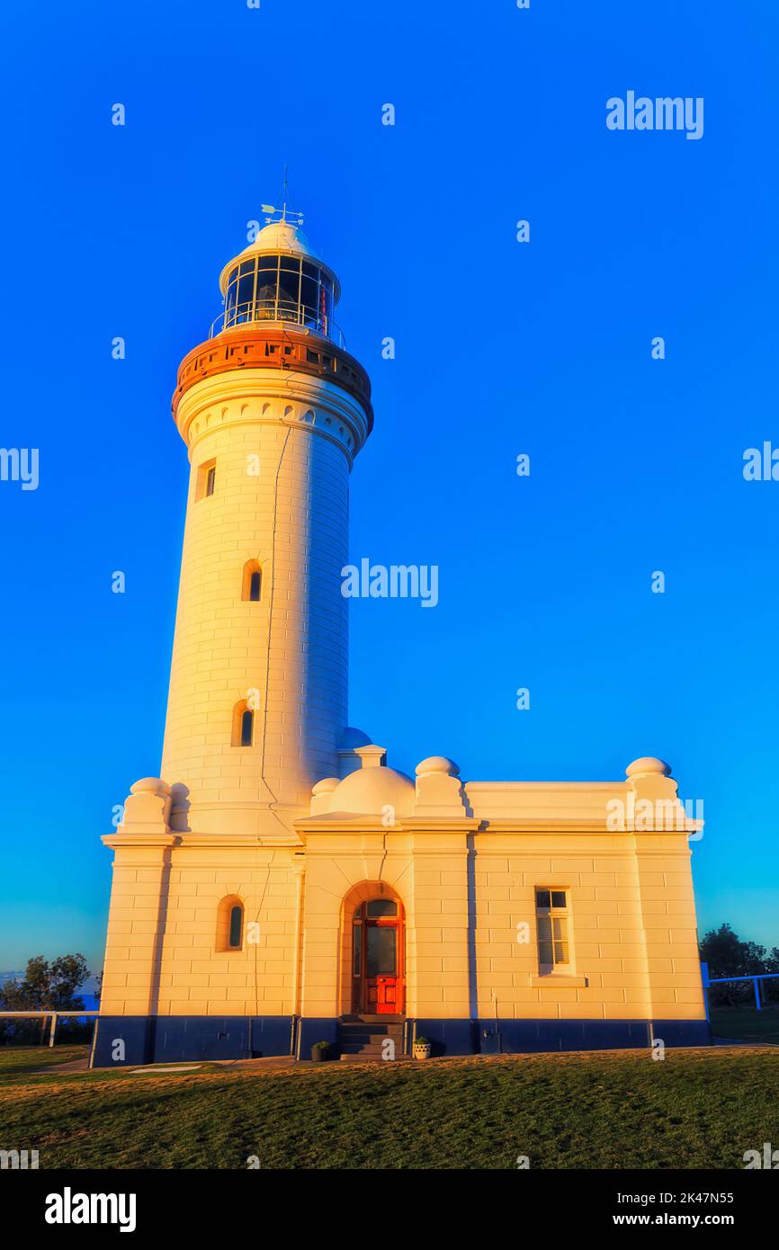 Phare de Norah sur la côte centrale de l'Australie au lever du soleil contre un ciel bleu clair. Banque D'Images