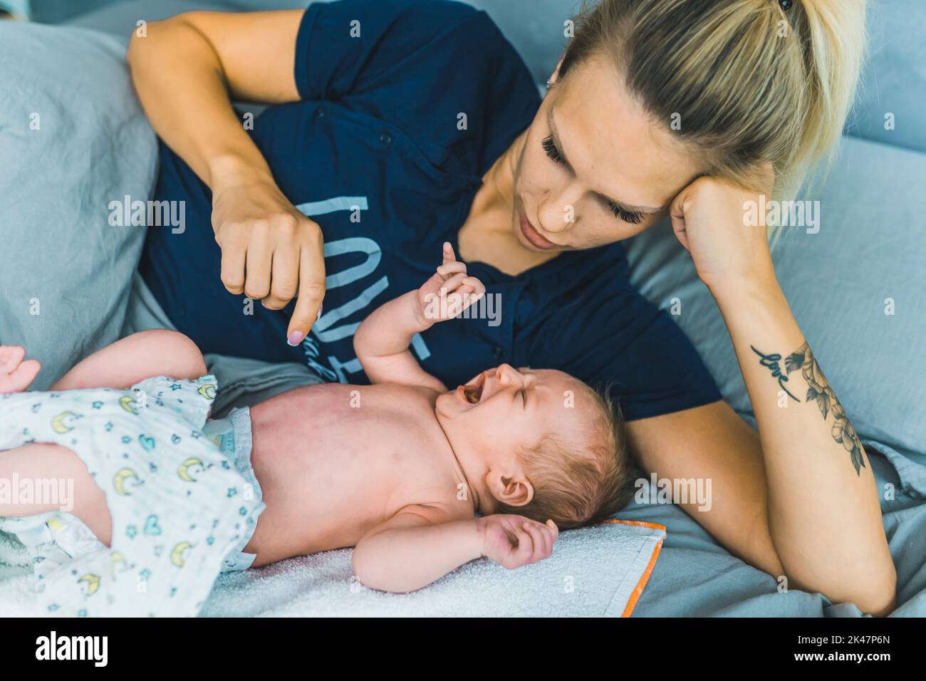 Crying woman laying in bed Banque de photographies et d'images à haute  résolution - Alamy