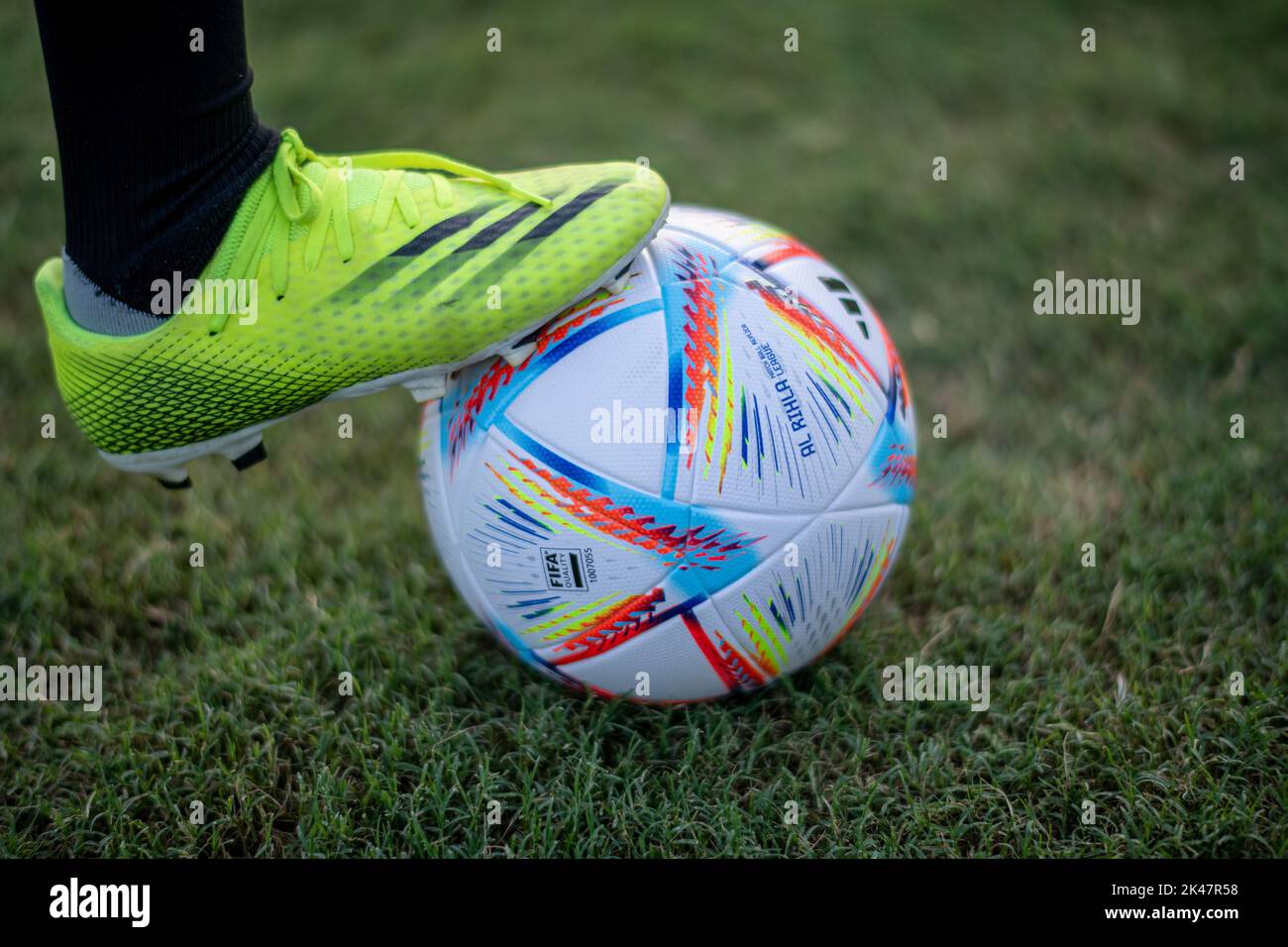 Adidas lance la balle de match officielle pour la coupe du monde de la FIFA 2022 du Qatar sous le nom « AL RIHLA », qui signifie « Journey » en anglais. Gros plan et foyer sélectif Banque D'Images