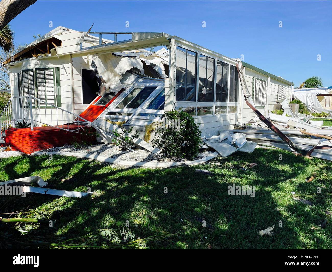 Rotunda, États-Unis. 30th septembre 2022. Une maison fabriquée endommagée à la suite de l'ouragan de catégorie 4 Ian, qui a traqué la côte ouest de la Floride, 29 septembre 2022, à Rotunda, en Floride. Crédit: Wesley Lagenour/FEMA photo/Alamy Live News Banque D'Images