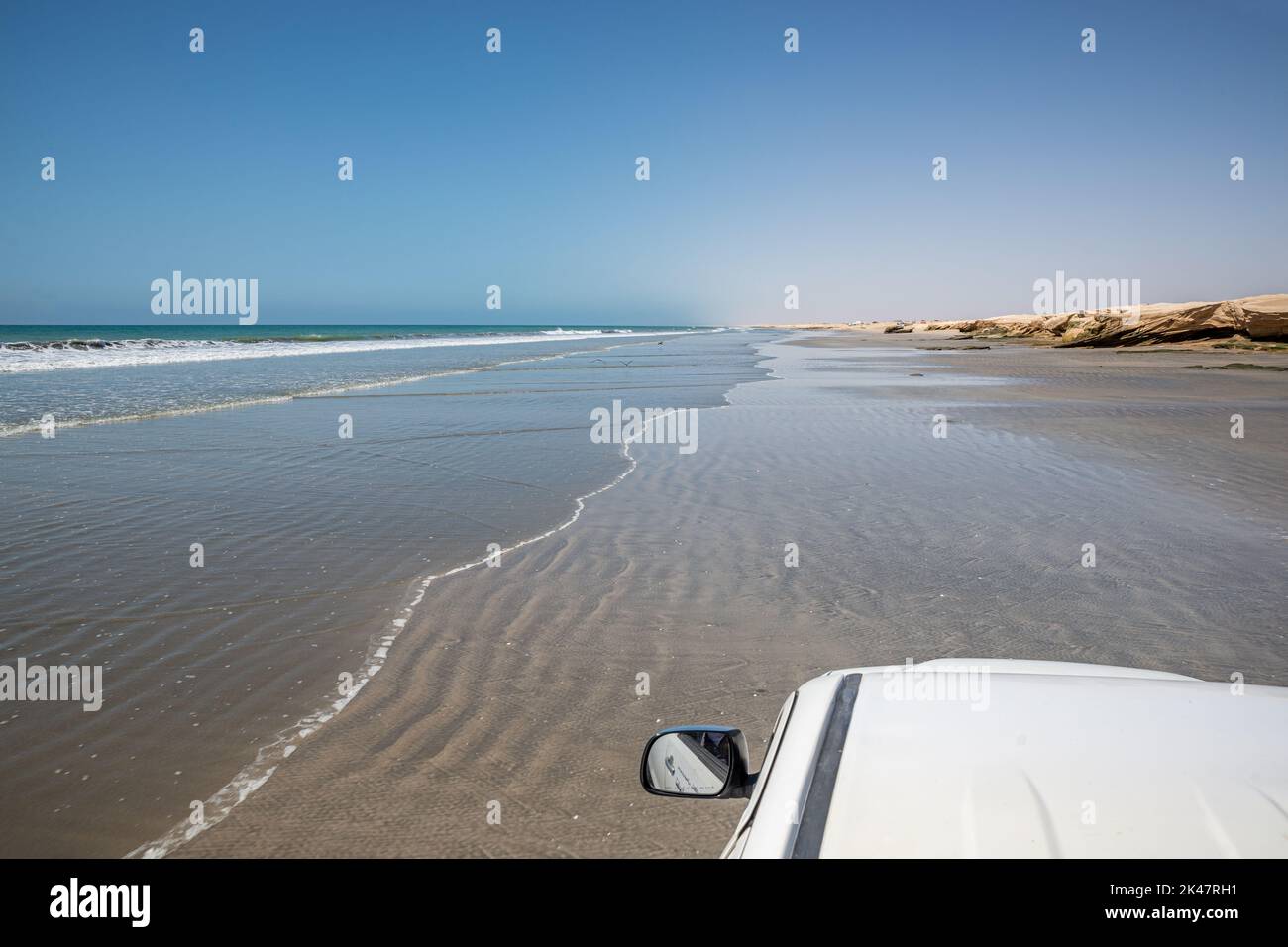 Conduite en 4x4 sur une plage de sable à marée basse, dans le sud de l'Oman Banque D'Images