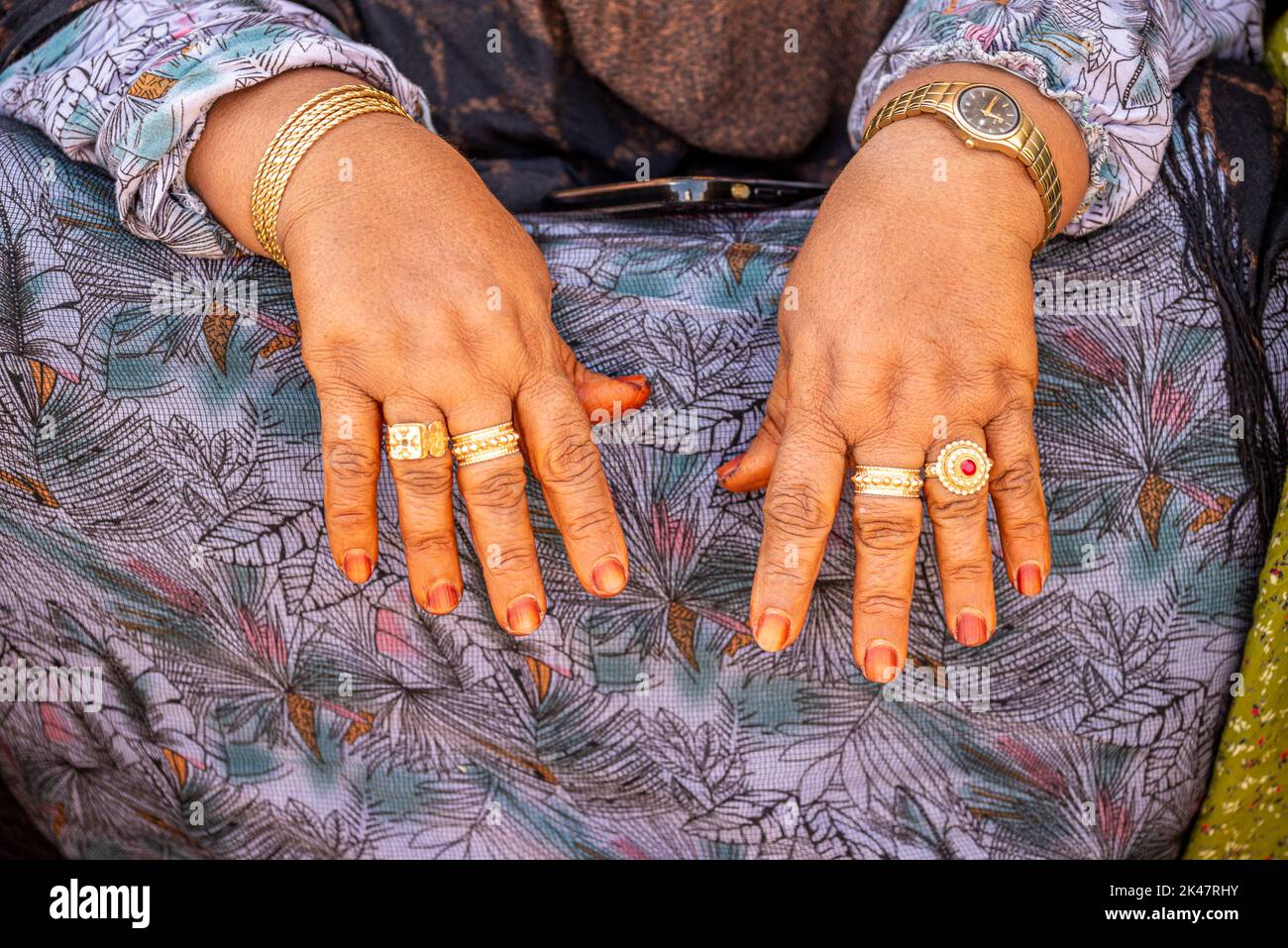 Mains pleines d'anneaux d'or d'une femme bédouine, dans le sud de l'Oman Banque D'Images