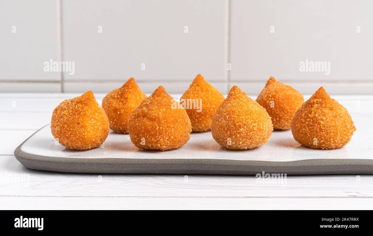 Coxinha de poulet, encas brésiliens de poulet Banque D'Images