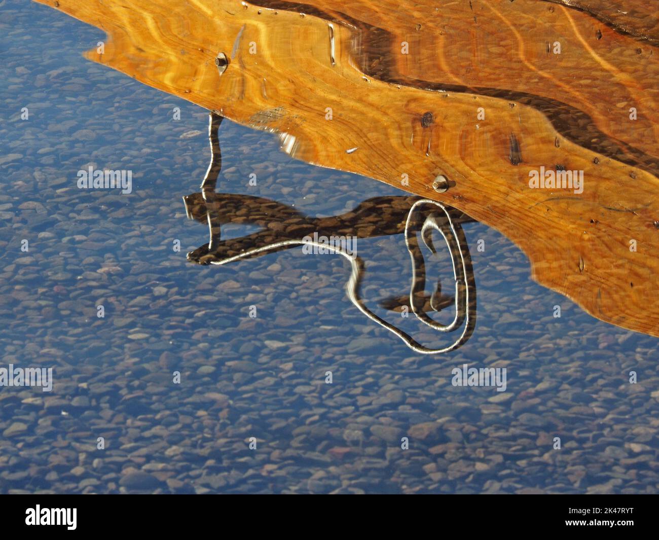 Réflexions aqueuses de bateau à ramer à louer dans les eaux de Derwentwater, Keswick,Cumbria, Angleterre,UK Banque D'Images