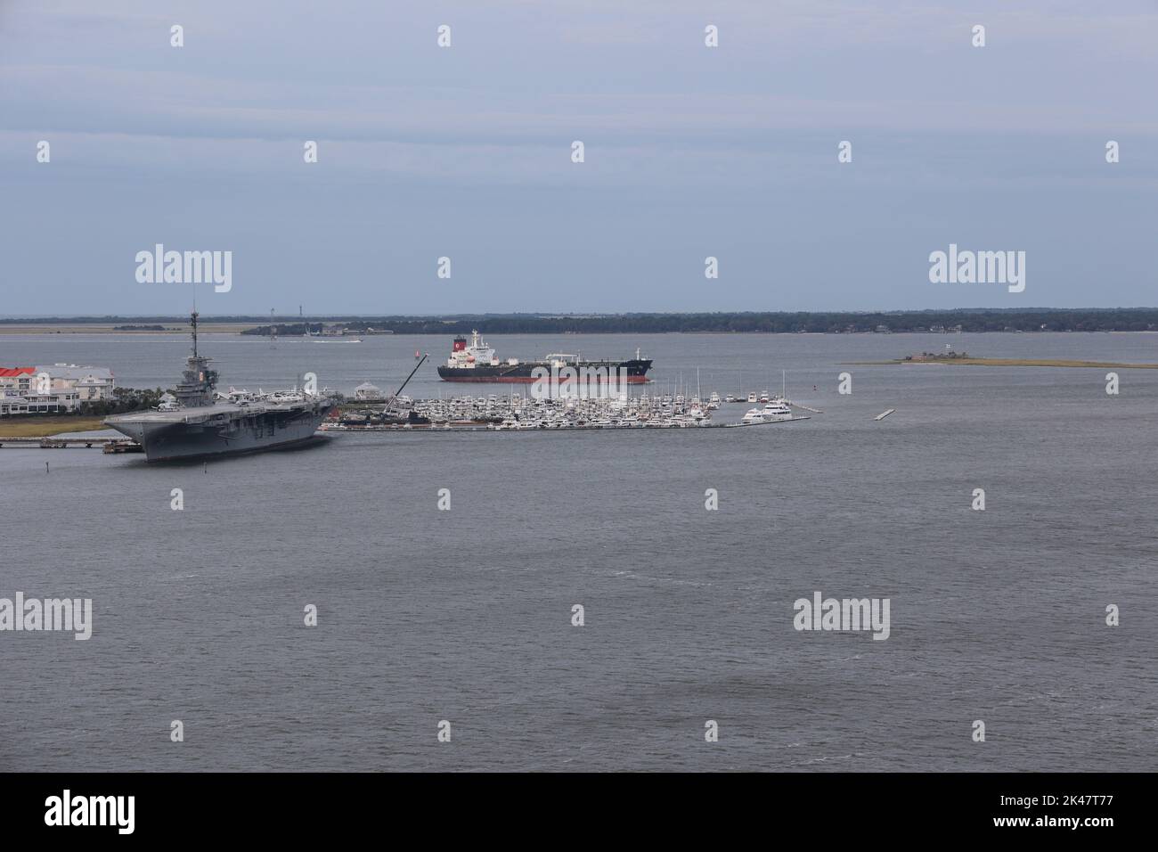 Un bateau voyage sur la rivière Cooper par l'USS Yorktown près de Charleston, S.C. la rivière fait partie du projet d'approfondissement Charleston Harbor Post 45, qui fera le Charleston Harbour plus profond et plus large pour accueillir les plus grands navires à appeler sur le port de Charleston. Le projet fera du chenal le plus profond de la côte est des États-Unis, à 52 pieds. (É.-U. Photo de l'armée par Patrick Bloodgood) Banque D'Images