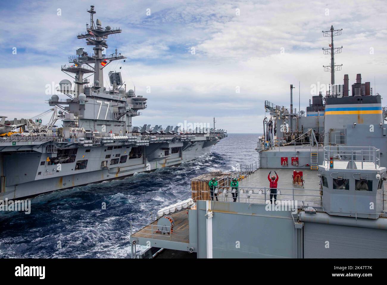 220929-N-MW880-1115 MER ADRIATIQUE (SEPT 29, 2022) le porte-avions de la classe Nimitz USS George H.W. Bush (CVN 77), navigue à côté du navire de soutien de combat rapide de la classe d'approvisionnement USNS Arctic (T-AOE 8) lors d'un réapprovisionnement en mer, le 29 septembre 2022. Carrier Air Wing (CVW) 7 est la composante aérienne et de grève offensive du Carrier Strike Group (CSG) 10 et du George H.W. Bush Carrier Strike Group (GHBWCSG). Les escadrons du CVW-7 sont le Strike Fighter Squadron (VFA) 143, le VFA-103, le VFO-86, le VFA-136, le Electronic Attack Squadron (VAQ) 140, le VAW-121, le HSC-5 et le Helicopter Maritime Strike Squadron (HSM) 46. Le GHWBC Banque D'Images