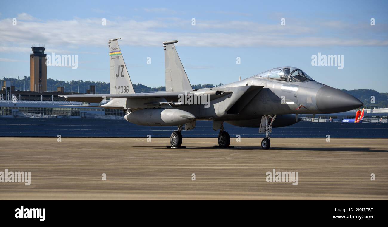 Les F-15 de la Garde nationale aérienne de Louisiane sont stationnés sur la ligne aérienne à la base de la Garde nationale interarmées de Sumpter Smith, en Ala, le 30 septembre 2022. L'avion devait effectuer des autovols pour un match de football d'Ole Miss et le Talladega Superspeedway les 01 et 02 octobre. (Photo DE LA Garde nationale aérienne DES ÉTATS-UNIS par le Sgt. Jeremy Farson) Banque D'Images