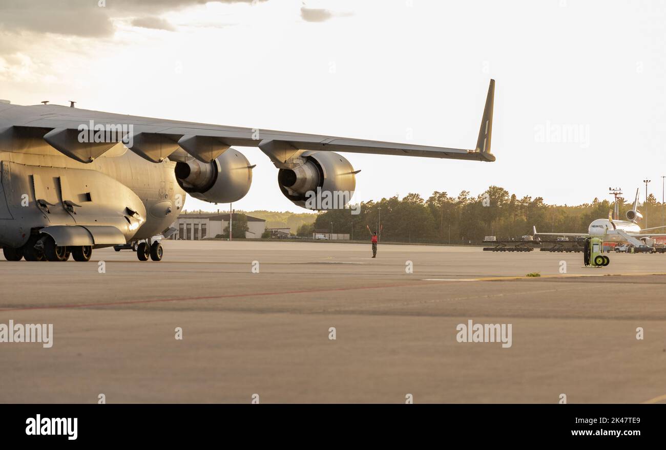 Un agent d'entretien de la Force aérienne des États-Unis affecté à l'escadron de maintenance des aéronefs 721st fait appel à un C-17 Globemaster III sur la base aérienne de Ramstein, en Allemagne, le 7 septembre 2022. Le 721st AMXS assure la maintenance en route des avions pour les missions de transport aérien stratégique du Commandement de la mobilité aérienne à travers la base afin de permettre des opérations conjointes en Europe, en Afrique et en Asie du Sud-Ouest. Sabre Junction est un exercice multinational de rotation conçu pour évaluer la préparation de la Brigade aéroportée 173rd de l'armée américaine à exécuter des opérations terrestres unifiées dans un environnement conjoint et combiné et à promouvoir l'interopérabilité avec plus de 4 500 personnes Banque D'Images