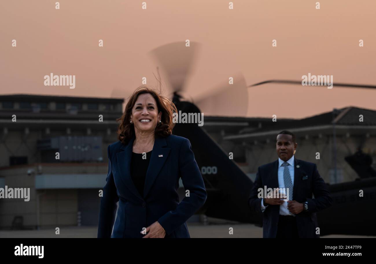 Le vice-président des États-Unis Kamala D. Harris arrive à la base aérienne d'Osan, en République de Corée, à bord d'un hélicoptère Black Hawk de l'armée américaine, le 29 septembre 2022. Au cours de la visite, Harris a rencontré le président de la République de Corée, Yoon Suk-yeol, pour discuter plus avant de l'alliance entre la République de Corée et les États-Unis comme pilier de la sécurité et de la prospérité dans la région Indo-Pacifique. (É.-U. Photo de la Force aérienne par le sergent d'état-major. Dwane R. Young) Banque D'Images