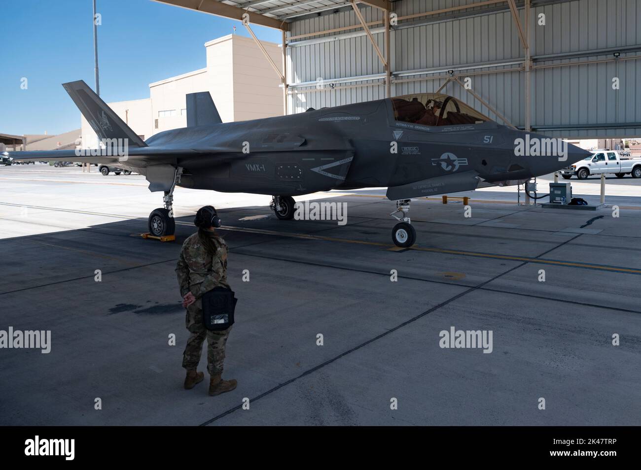 Sergent d'état-major Keyli Pillaro-Estrada, chef d'équipage du 57th Escadron de maintenance d'aéronefs, attend le lancement d'un F-35B Lightning II du corps des Marines pendant le drapeau noir 22-2 à la base aérienne de Nellis, Nevada, le 21 septembre 2022. Des membres de la Force aérienne, de la Marine et du corps des Marines ont participé à l'entretien et à la logistique du F-35 pendant le drapeau noir 22-2. (É.-U. Photo de la Force aérienne par William R. Lewis) Banque D'Images