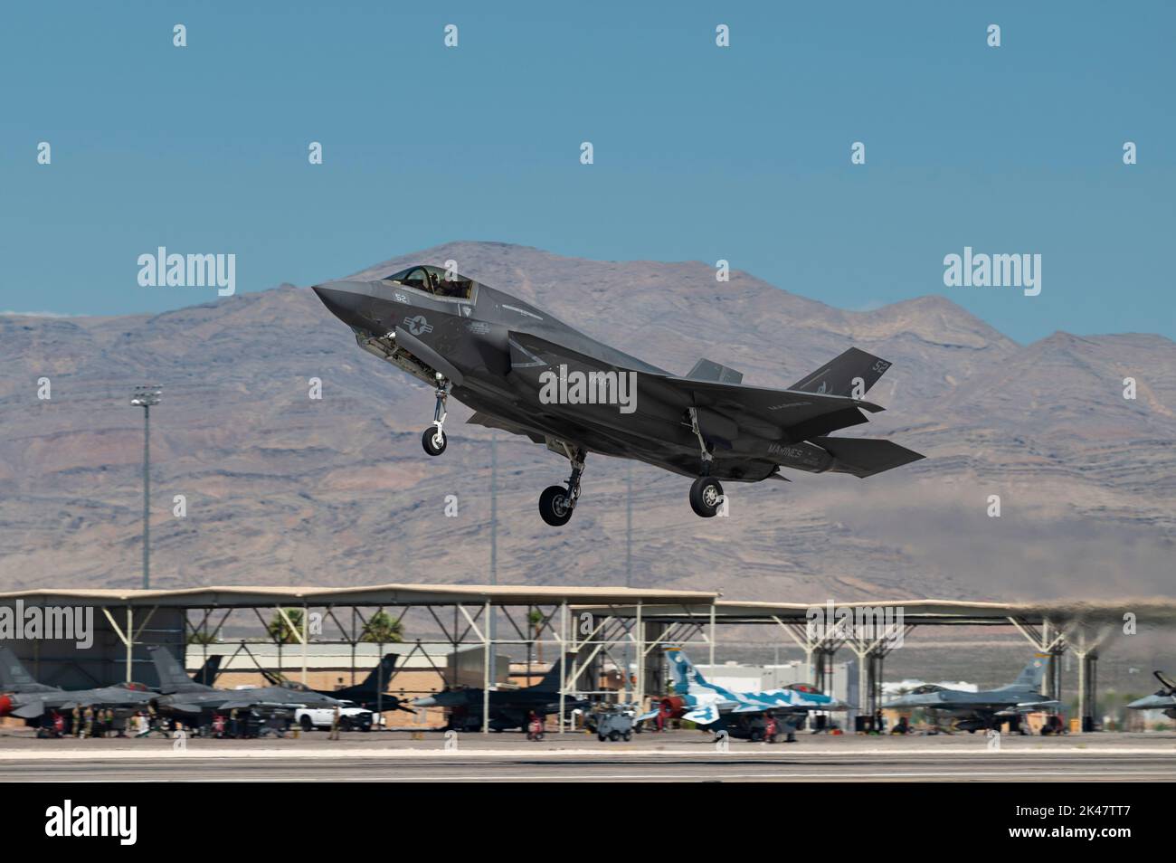 Un F-35B Lightning II du corps des Marines des États-Unis affecté au VMX-1, Escadron d'essais et d'évaluation opérationnels maritimes 1, Marine corps Air Station Yuma, Arizona, prend son envol pour une mission pendant le Black Flag 22-2, à la base aérienne de Nellis, au Nevada, le 20 septembre 2022. L'un des objectifs du Black Flag 22-2 était d'évaluer l'interopérabilité des mainteneurs d'aéronefs de la Force aérienne, de la Marine et du corps des Marines dans la formation consolidée d'entretien et de logistique du F-35. (É.-U. Photo de la Force aérienne par William R. Lewis) Banque D'Images