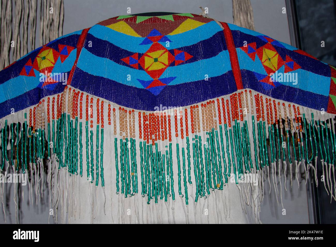 Robe de la tribu Shoshone-Bannock, Idaho vers 1895, faite de peaux tannées, de perles de verre, d'herbe et de coquillages de cowrie. Banque D'Images