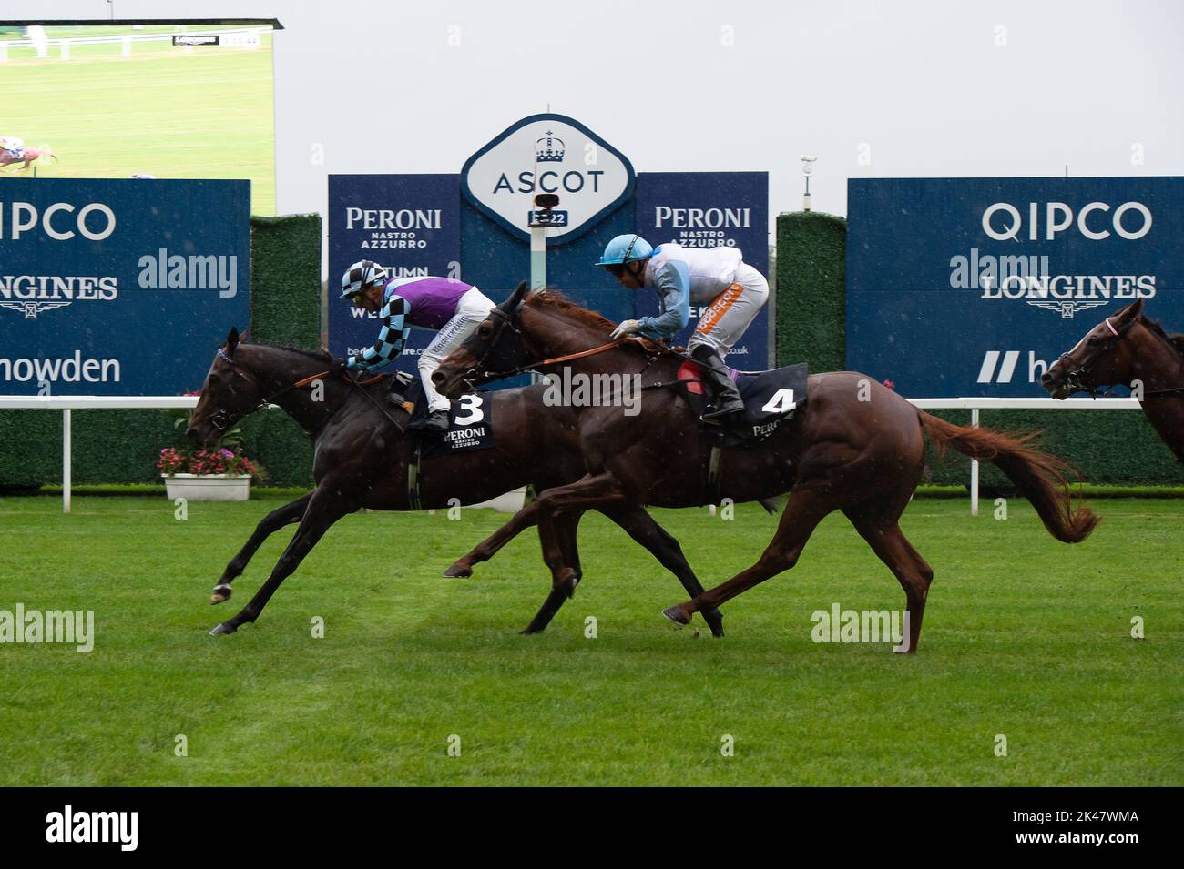 Ascot, Berkshire, Royaume-Uni. 30th septembre 2022. Le cheval El Habeeb monté par le jockey Andrea Atzeni remporte les piquets Peroni Nastro Azzurro Noel Murless à l'hippodrome d'Ascot, battant le cheval Giavellotto monté par le jockey Neil Callan. Propriétaire Mohamed Khalid Abdulrahim. Formateur Kevin Philippart de Foy, Newmarket. Sélectionneur Khalid Abdul Rahim. Crédit : Maureen McLean/Alay Live News Banque D'Images