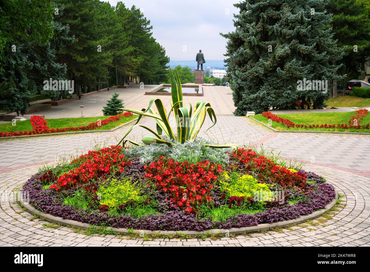 Conception de paysage à Pyatigorsk, Russie. Magnifique paysage de cascade escalier avec fleurs dans le centre-ville de Pyatigorsk en été. Thème du parc, nature, Banque D'Images