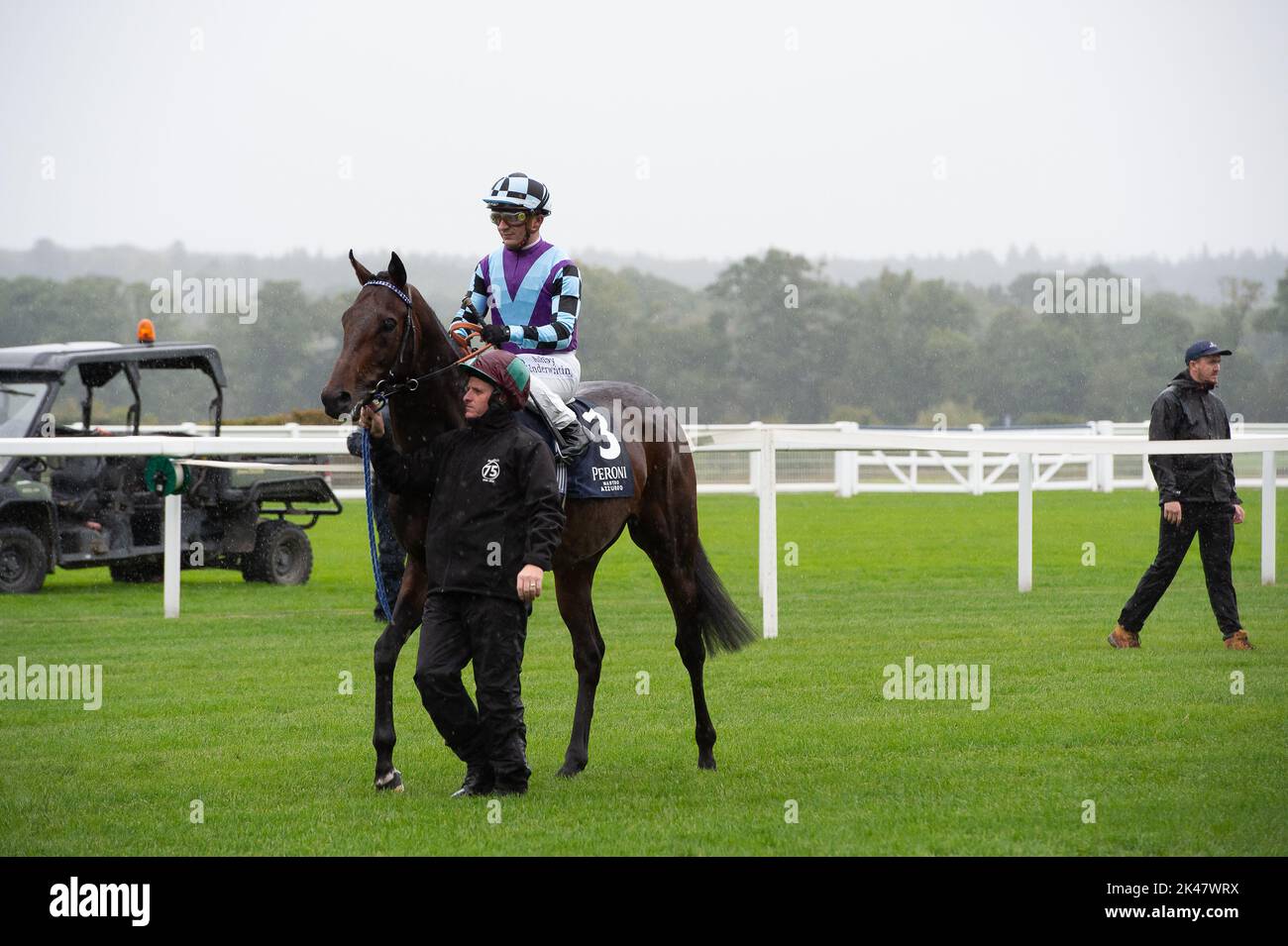 Ascot, Berkshire, Royaume-Uni. 30th septembre 2022. Le cheval El Habeeb est monté par le jockey Andrea Atzeni avant de gagner les piquets Peroni Nastro Azzurro Noel Murless à l'hippodrome d'Ascot, battant le cheval Giavellotto monté par le jockey Neil Callan. Propriétaire Mohamed Khalid Abdulrahim. Formateur Kevin Philippart de Foy, Newmarket. Sélectionneur Khalid Abdul Rahim. Crédit : Maureen McLean/Alay Live News Banque D'Images