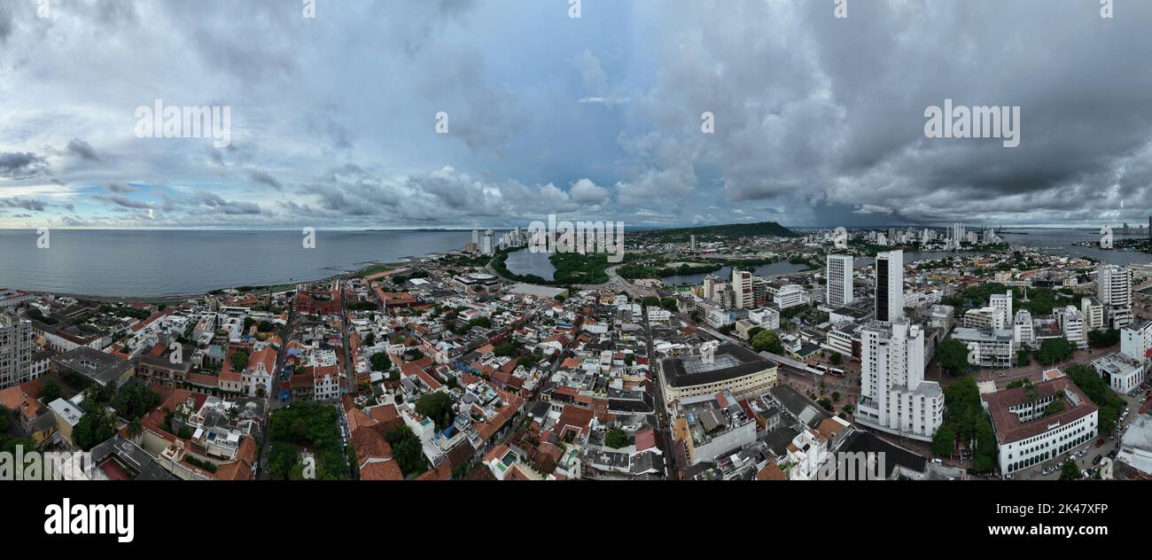 Vue aérienne de Carthagène, Colombie au coucher du soleil avec la vieille ville en arrière-plan Banque D'Images