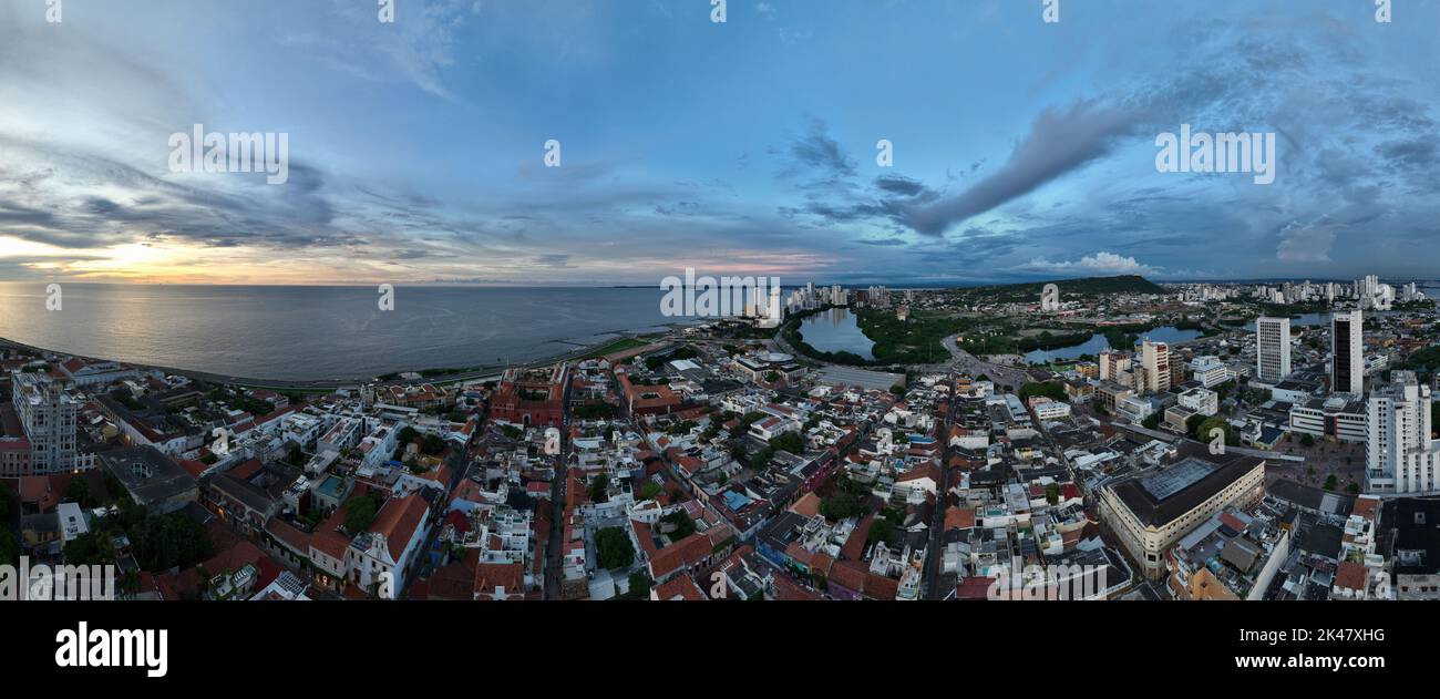 Vue aérienne de Carthagène, Colombie au coucher du soleil avec la vieille ville en arrière-plan Banque D'Images