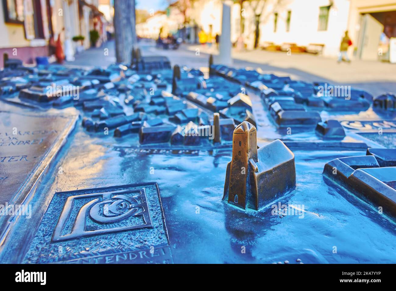 SZENTENDRE, HONGRIE - 24 FÉVRIER 2022 : la petite copie de l'église Blagovestenska sur le modèle de bronze de la vieille ville, le 24 février à Szentendre Banque D'Images