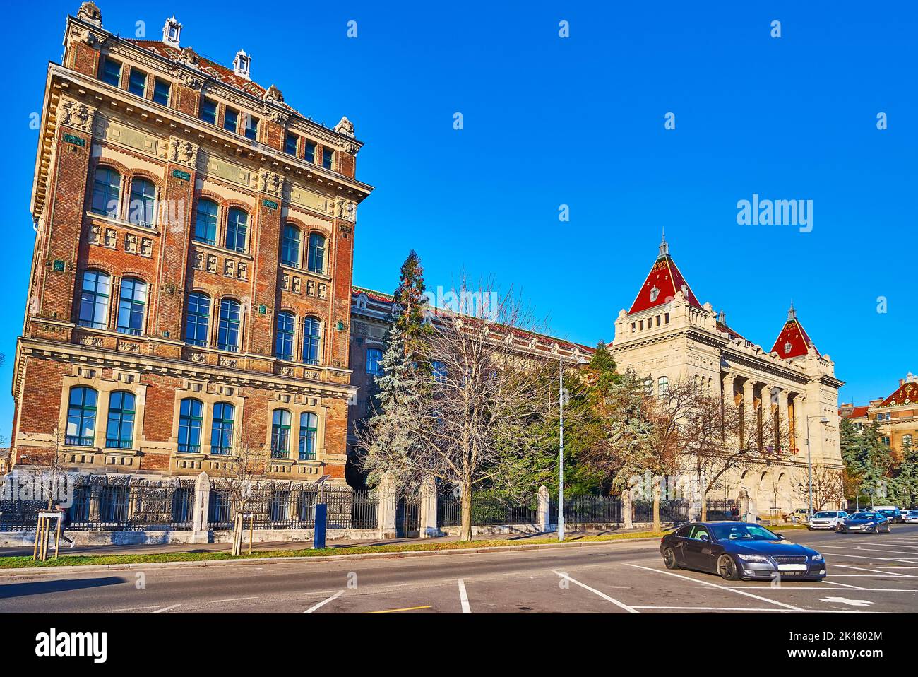 Façade historique du bâtiment principal K de l'Université de technologie et d'économie, Budapest, Hongrie Banque D'Images