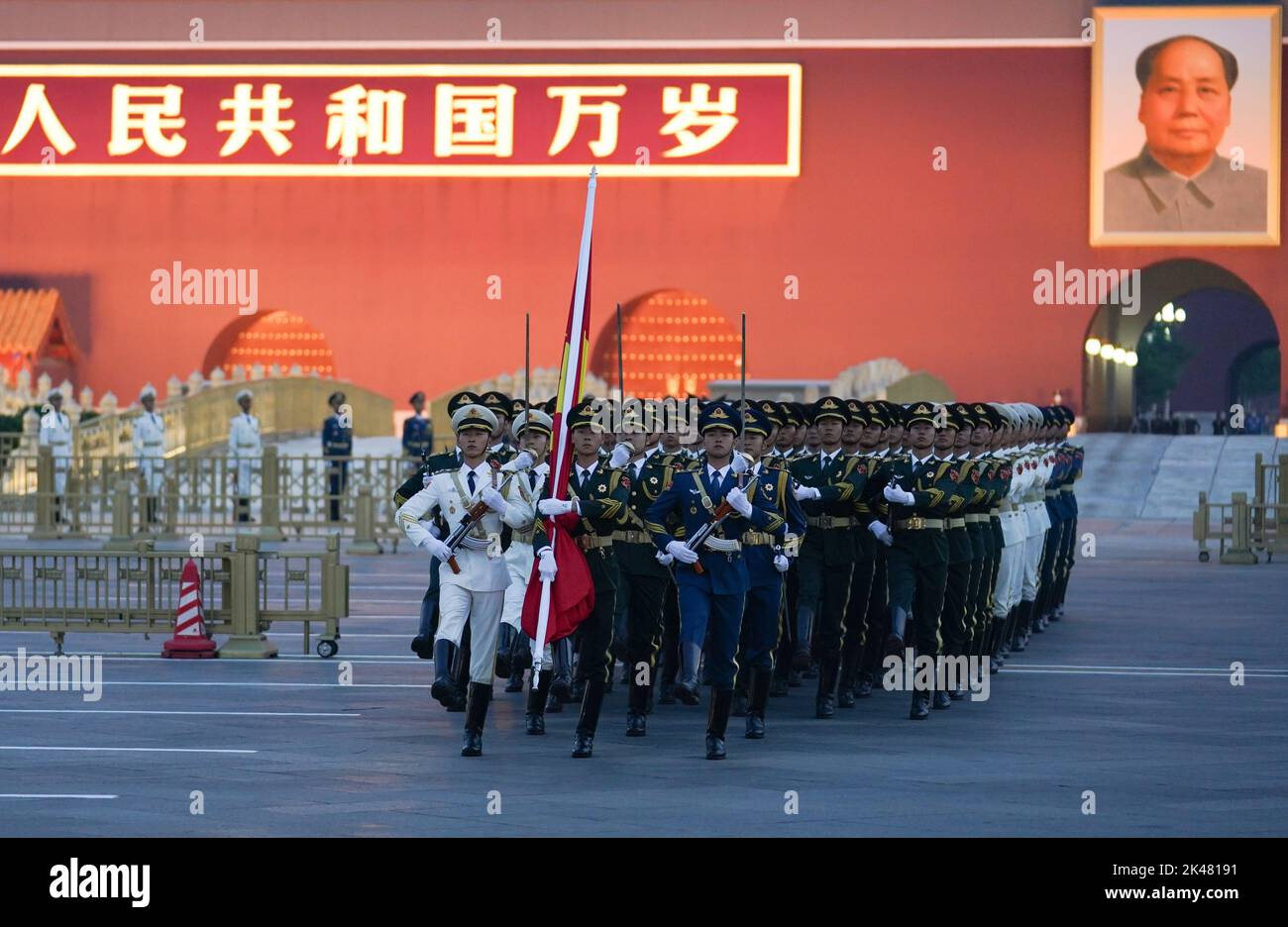 Pékin, Chine. 1st octobre 2022. Une cérémonie de levée de drapeau pour célébrer le 73rd anniversaire de la fondation de la République populaire de Chine se tient sur la place Tian'anmen à Beijing, capitale de la Chine, le 1 octobre 2022. Credit: JU Huanzong/Xinhua/Alamy Live News Banque D'Images