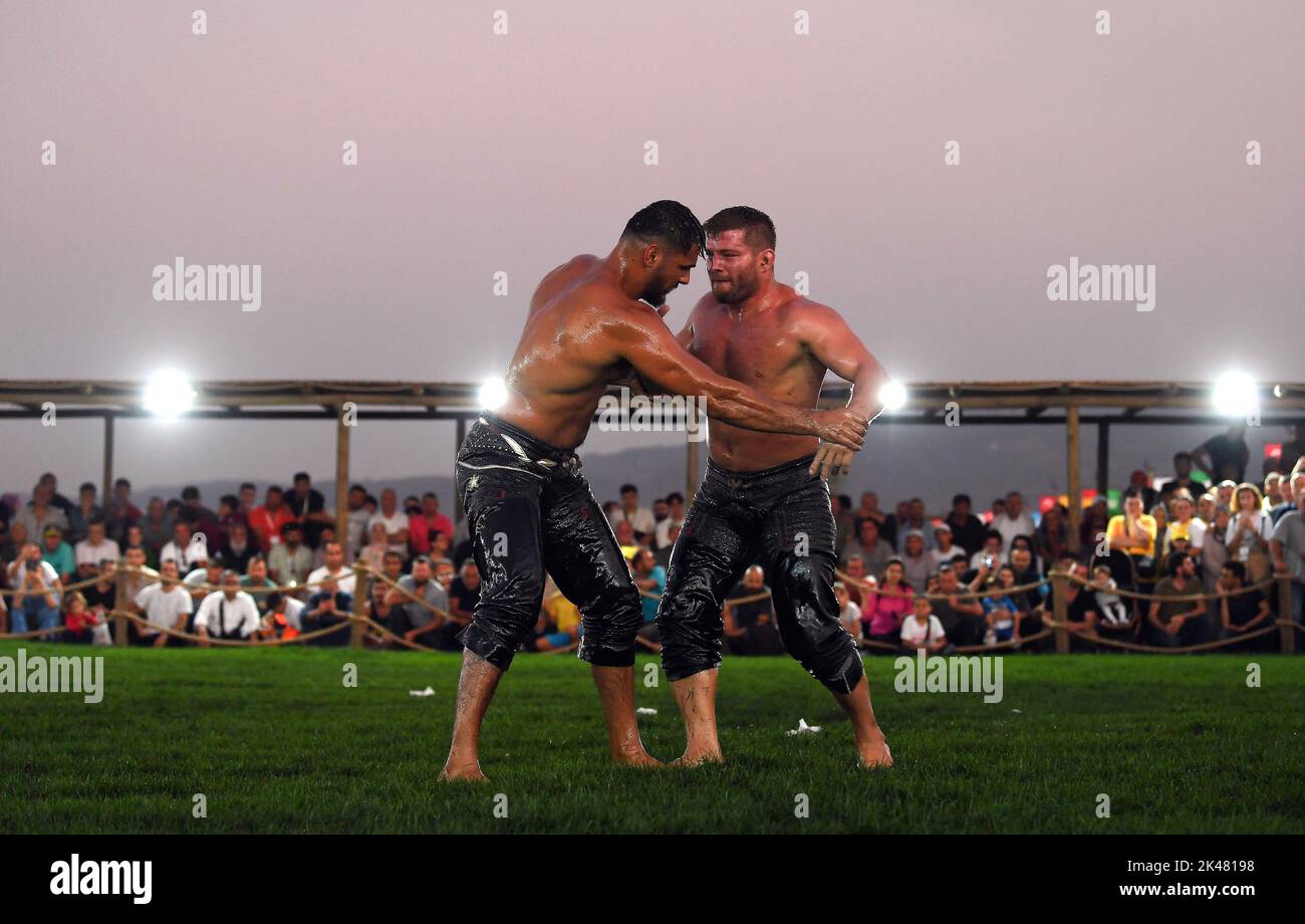 Iznik, Turquie. 30th septembre 2022. Les lutteurs participent aux Jeux mondiaux des nomades de 4th à Iznik, en Turquie, le 30 septembre 2022. Credit: Shadati/Xinhua/Alamy Live News Banque D'Images