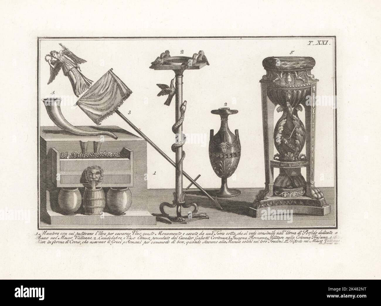 Terre cuite montrant la méthode de la lecture des raisins pour la fabrication du vin 1, vase étrusque et candélabre avec les oiseaux et le serpent 2, norme militaire romaine ou signum de la colonne 3 de Trajan, verre en forme de corne utilisé par les Grecs et les Romains 4, et trépied du Musée du Vatican 5. Gravure de copperplate par Domenico Pronti de sa propre Nouvelle Collection représentant les costumes religieux, civils et militaires des anciens Egyptiens, Etrusques, Grecs et Romains, Nuova Raccolta Rappresentante i Costuci Religiosi Civili e Militari, Rome, 1805. Banque D'Images