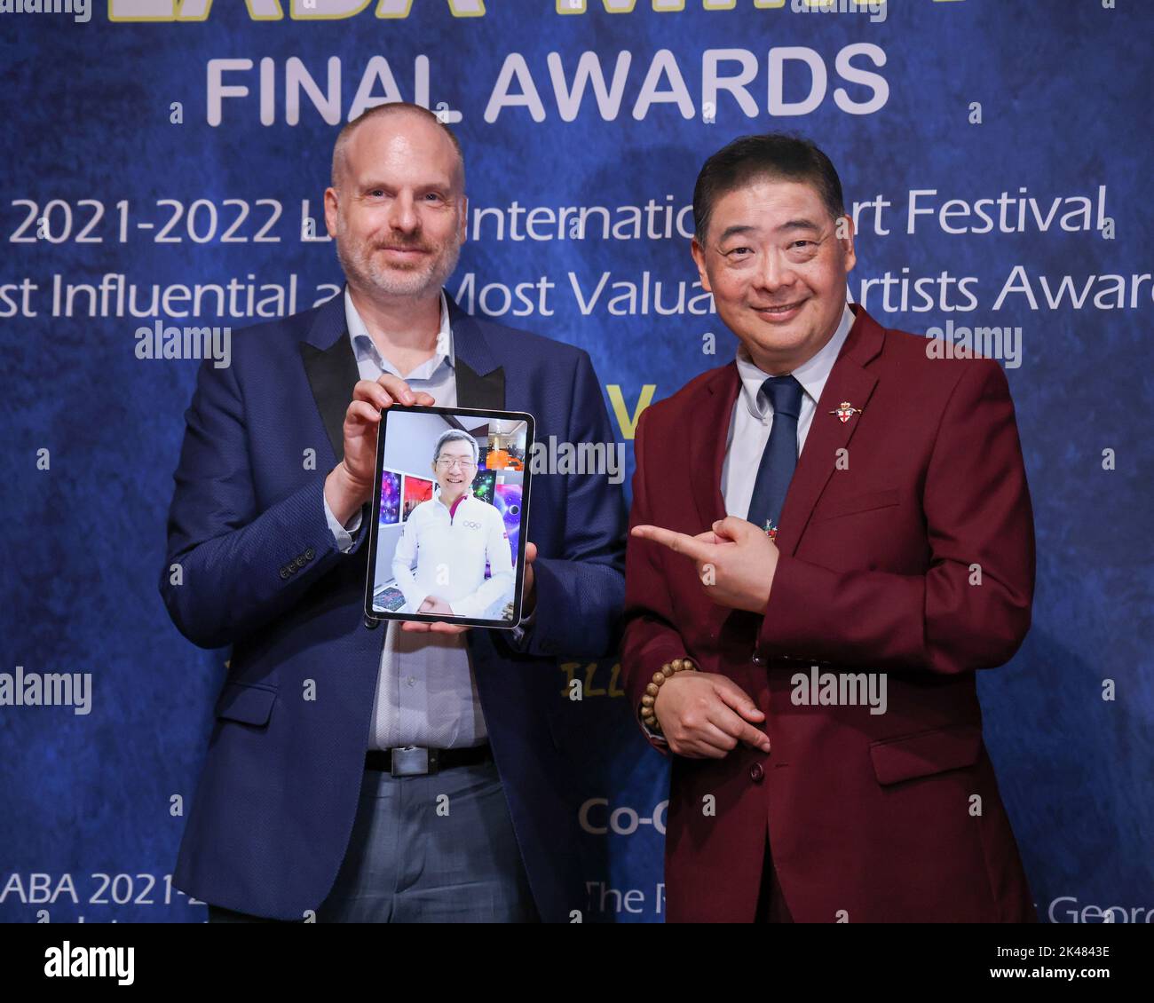 Beverly Hills, Californie, États-Unis. 29th septembre 2022. Rob Miller et Joey Zhou, fondateur et président du Los Angeles Beverly Arts (LABA) International Art Festival, ont organisé un iPad avec l'artiste de puce bleue de LABA Jiannan Huang assisté par vidéoconférence, Lors de l'événement d'annonce de la liste des artistes les plus influents et les plus précieux de LABA Global Top 10 au Beverly Hilton Hotel à Beverly Hills, Californie. Crédit: Sheri Determan Banque D'Images