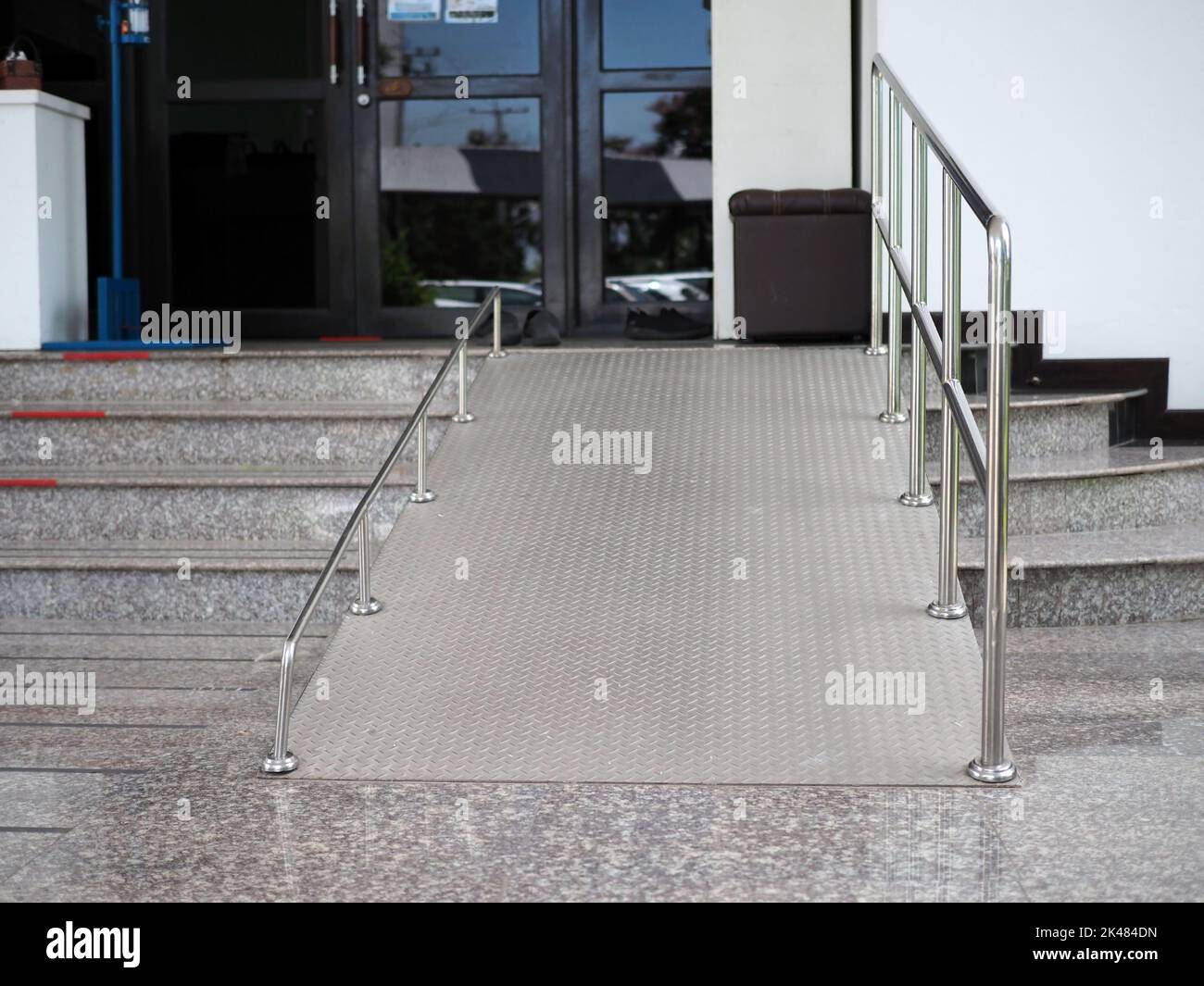 Une rampe d'accès pour les personnes handicapées qui vont de haut en bas à l'hôpital. Banque D'Images