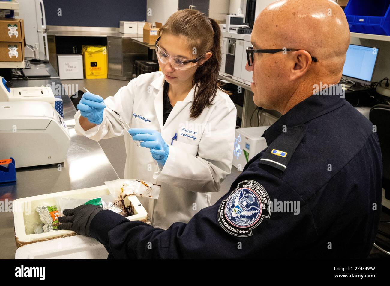 Des scientifiques des laboratoires CBP et des Services scientifiques effectuent des tests de dépistage de médicaments au Laboratoire d'exploitation du port de Memphis, à 22 juillet 2021. Photo CBP par Jerry Glaser Banque D'Images