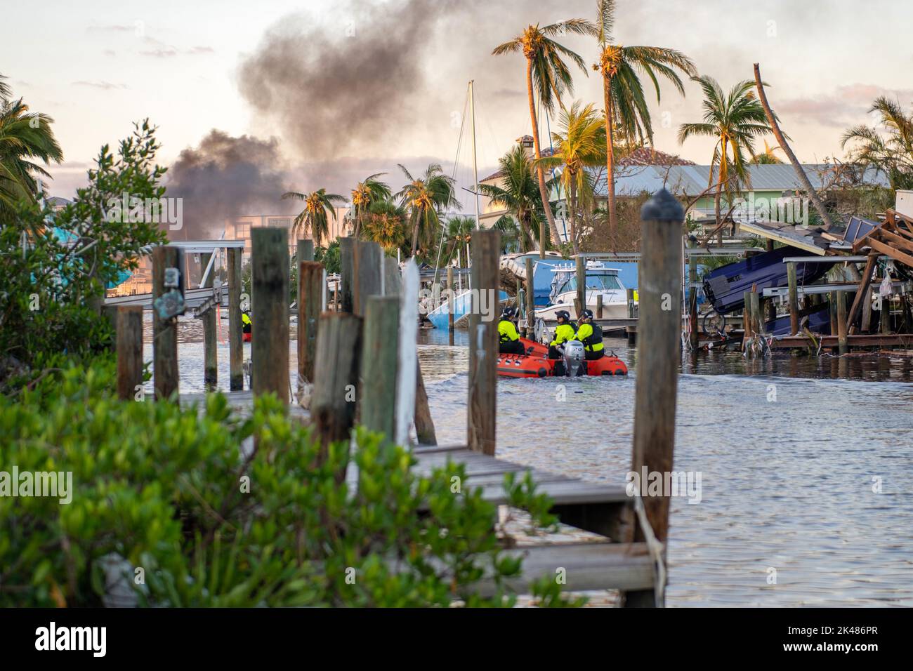 À la suite de l'ouragan catastrophique Ian, le personnel de la Garde côtière navigue sur les canaux de fort Myers Beach, en Floride, pendant les opérations de recherche et de sauvetage sur 29 septembre 2022. (ÉTATS-UNIS) Banque D'Images À la suite de l'ouragan catastrophique Ian, le personnel de la Garde côtière navigue sur les canaux de fort Myers Beach, en Floride, pendant les opérations de recherche et de sauvetage sur 29 septembre 2022. (ÉTATS-UNIS) Banque D'Images
