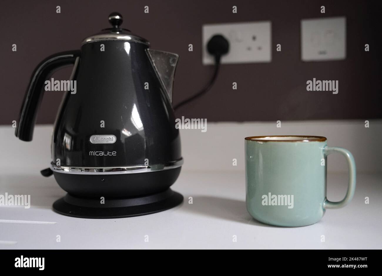 Photo de dossier datée du 03/02/22 d'une bouilloire DeLonghi à côté d'une tasse de café dans une cuisine, car le montant qu'un ménage paie pour chaque kilowattheure d'électricité qu'il utilise passera à 34p samedi par rapport au record déjà 28p que les familles paient aujourd'hui. Banque D'Images