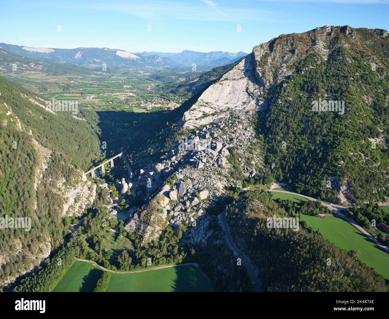 VUE AÉRIENNE. Glissement de terrain historique dans la haute vallée de la Drôme. Il s'est produit en 1442, et a créé deux lacs, maintenant drainés. Le Claps, Luc-en-Diois, France. Banque D'Images