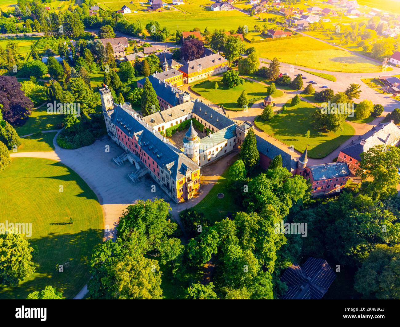 Château de Sychrov au coucher du soleil Banque D'Images