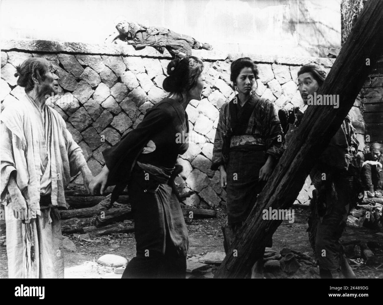 BOKUZEN HIDARI MINORU CHIAKI AKEMI NEGISHI KYOKO KAGAWA et MINORU CHIAKI dans LES PROFONDEURS inférieures / DONZOKO 1957 réalisateur AKIRO KUROSAWA jouer Maxim Gorky Toho Company Banque D'Images