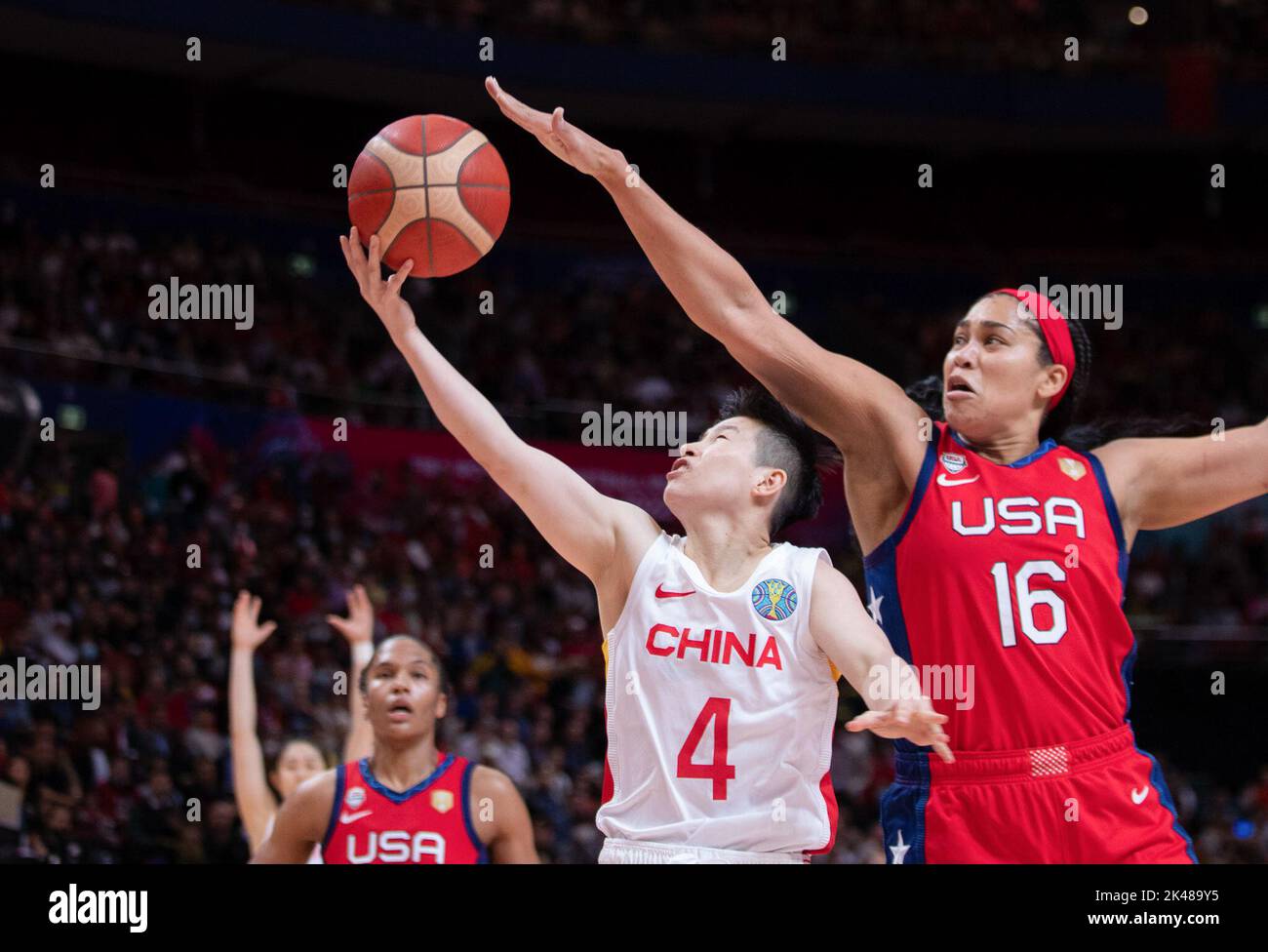 Sydney, Australie. 1st octobre 2022. Li Yuan (2nd R) de Chine rivalise avec Brionna Jones des États-Unis lors de leur finale à la coupe du monde de basket-ball 2022 de la FIBA à Sydney, en Australie, le 1 octobre 2022. Credit: Hu Jingchen/Xinhua/Alay Live News Banque D'Images