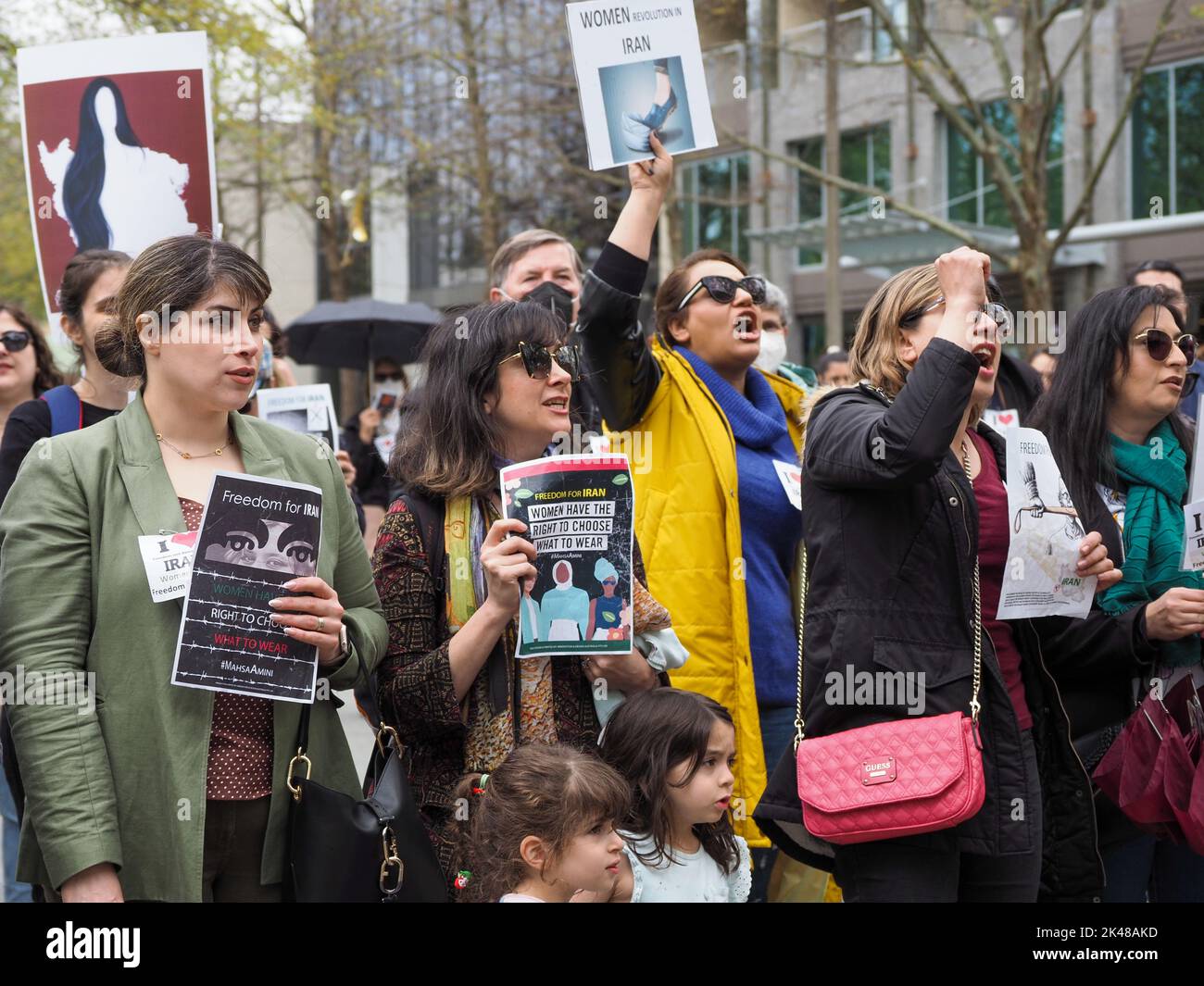 Canberra, Australie. 01st octobre 2022. Rassemblement Freedom for Iran à Canberra - 1 octobre 2022. Près de 300 membres de la communauté iranienne de Canberra se sont rassemblés dans le centre de la ville pour protester contre la mort de Mahsa Amini et la répression des manifestations en Iran. Certaines femmes se sont coupées des cheveux dans une forme traditionnelle et puissante de protestation qui peut exprimer à la fois le chagrin et la solidarité. Crédit: Leo Bild/Alay Live News Banque D'Images