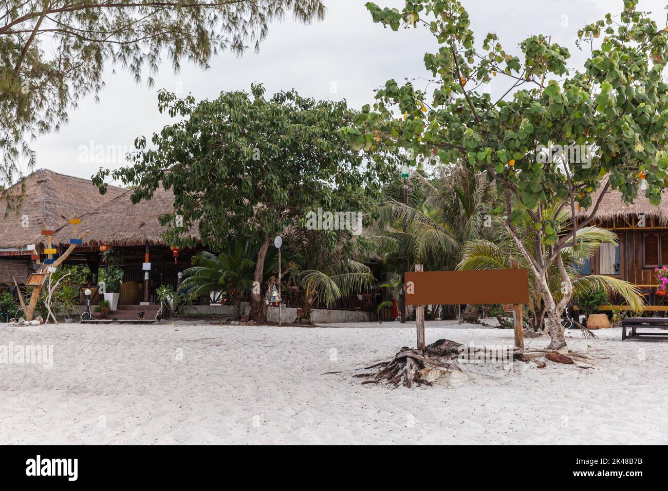 Paysage tropical à la plage de Saracen Bay, île de Koh Rong Sanloem, Cambodge Banque D'Images