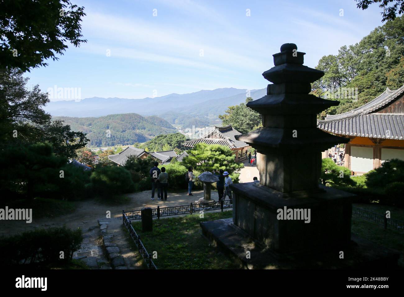 Yeongju, Corée du Sud. 1st octobre 2022. Les touristes visitent le temple de Buseoksa à Yeongju, Corée du Sud, 1 octobre 2022. Le temple de Buseoksa est l'un des sept monastères de montagne bouddhistes de Corée du Sud qui ont été classés par l'UNESCO comme sites du patrimoine mondial en 2018. Crédit : Wang Yiliang/Xinhua/Alay Live News Banque D'Images