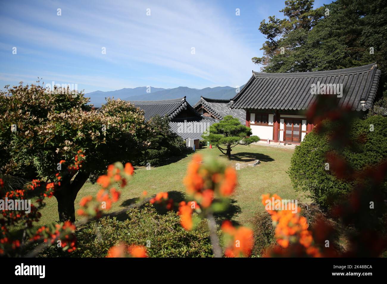Yeongju. 1st octobre 2022. Photo prise le 1 octobre 2022 montre une vue dans le temple de Buseoksa à Yeongju, en Corée du Sud. Le temple de Buseoksa est l'un des sept monastères de montagne bouddhistes de Corée du Sud qui ont été classés par l'UNESCO comme sites du patrimoine mondial en 2018. Crédit : Wang Yiliang/Xinhua/Alay Live News Banque D'Images