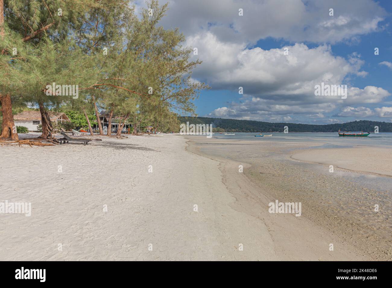 Station balnéaire avec eau bleue et ciel bleu à la plage de Saracen Bay, île de Koh Rong Sanloem, Cambodge Banque D'Images