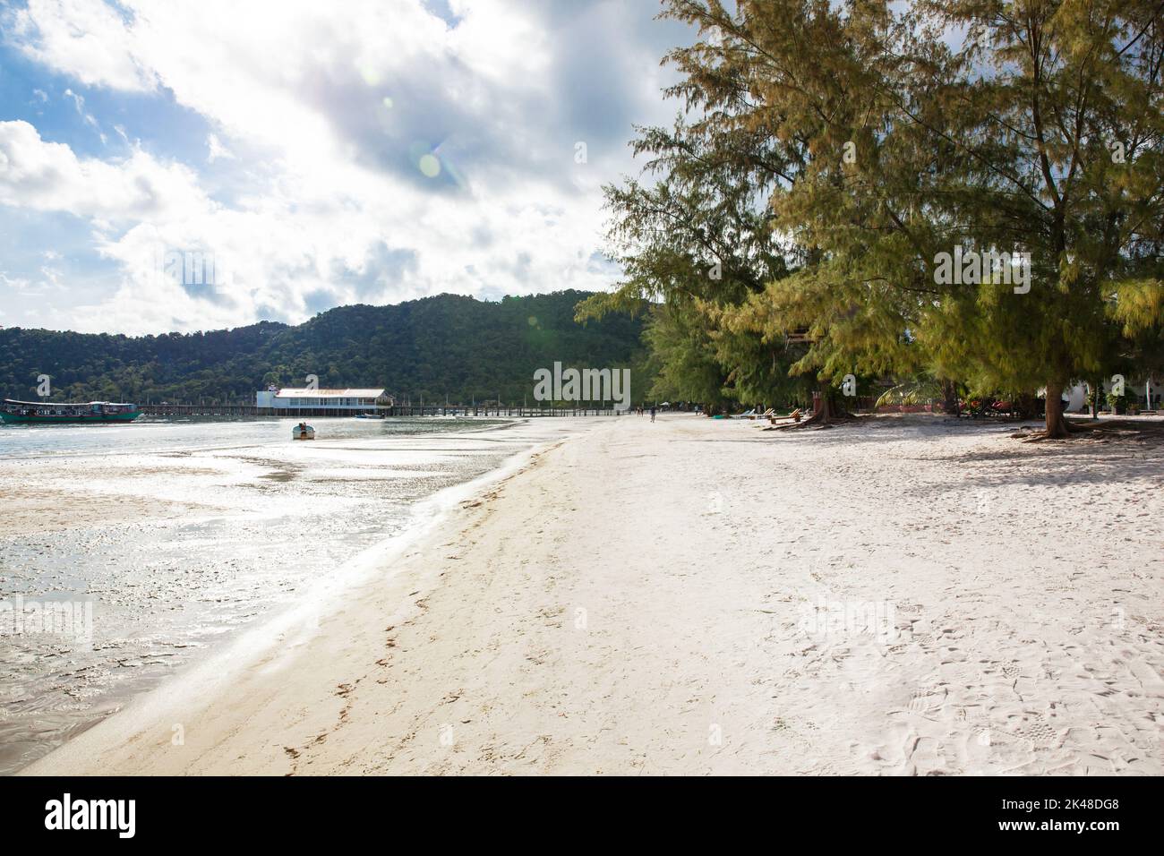 Paysage tropical avec belle plage, bleu eau et ciel bleu à la plage de Saracen Bay, île de Koh Rong Sanloem, Cambodge Banque D'Images