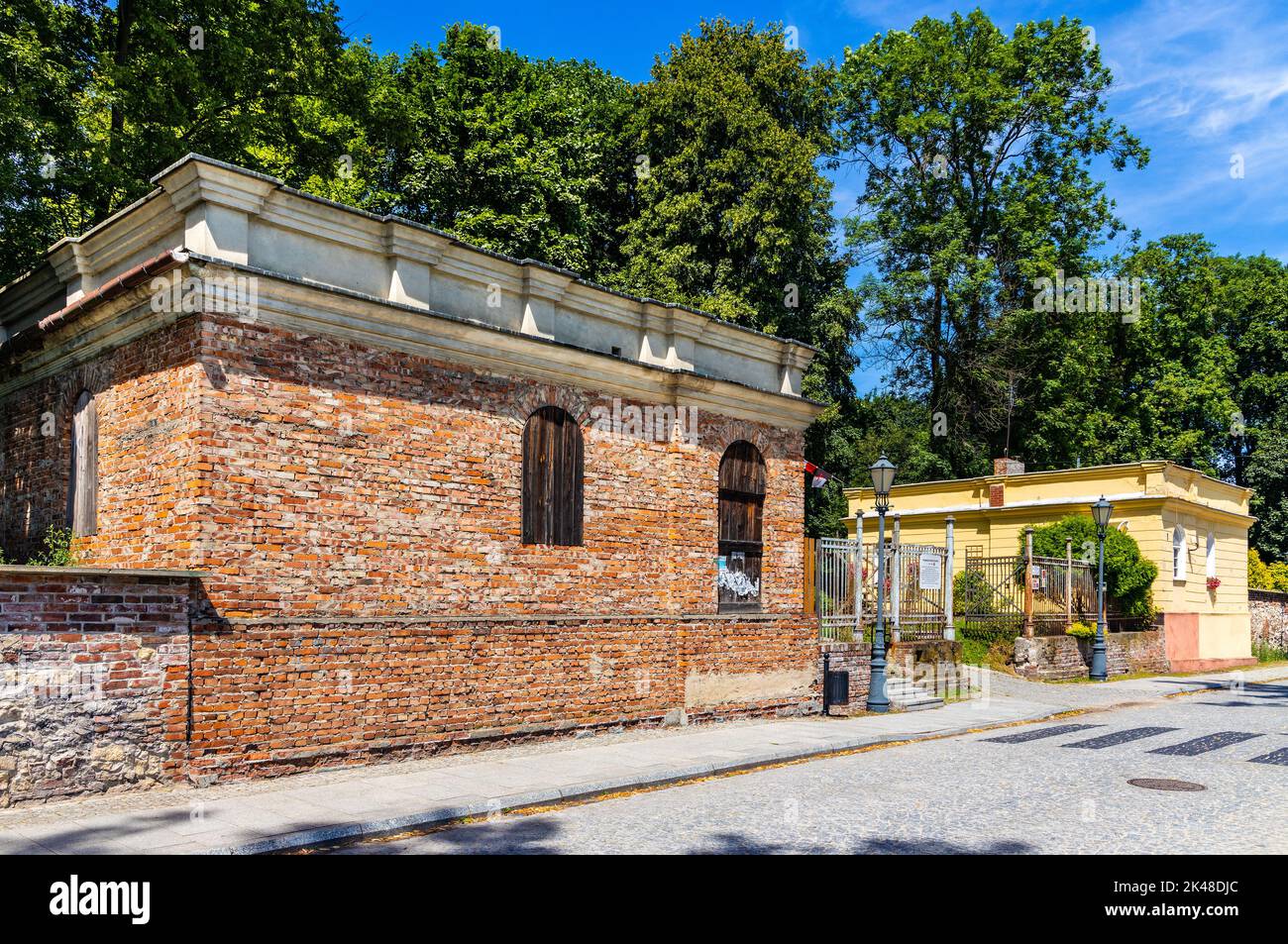 Pilica, Pologne - 25 juillet 2022: Entrée du complexe de château historique Renaissance et baroque ruiné avec palais et jardin dans le quartier de la vieille ville de Pilic Banque D'Images