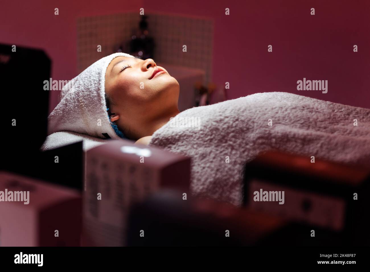jeune femme asiatique se détendant au salon de beauté Banque D'Images