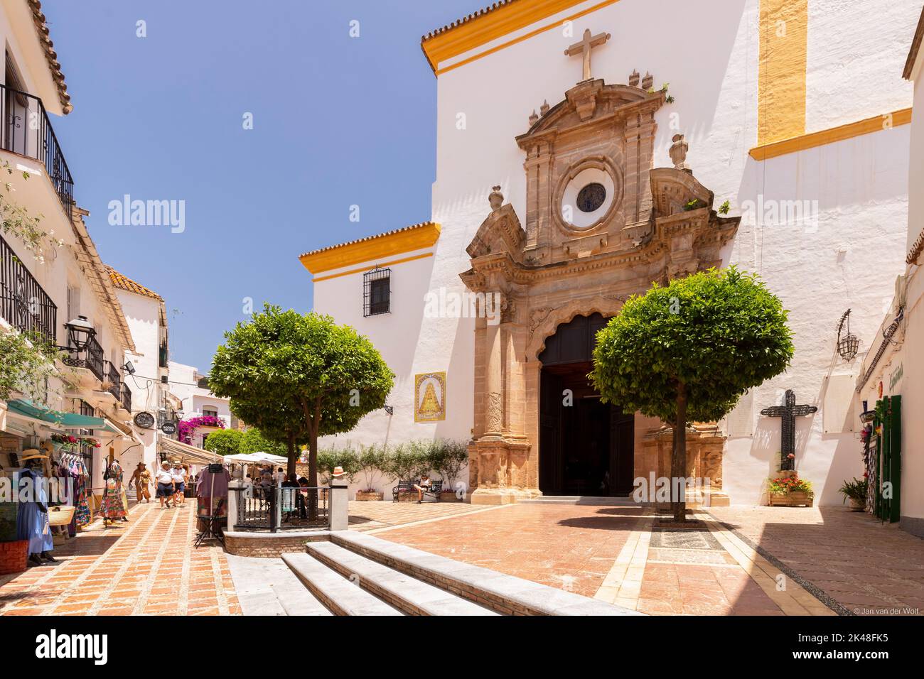 Rue étroite à l'église notre-Dame de l'Incarnation dans la vieille ville de Marbella en Espagne. Banque D'Images